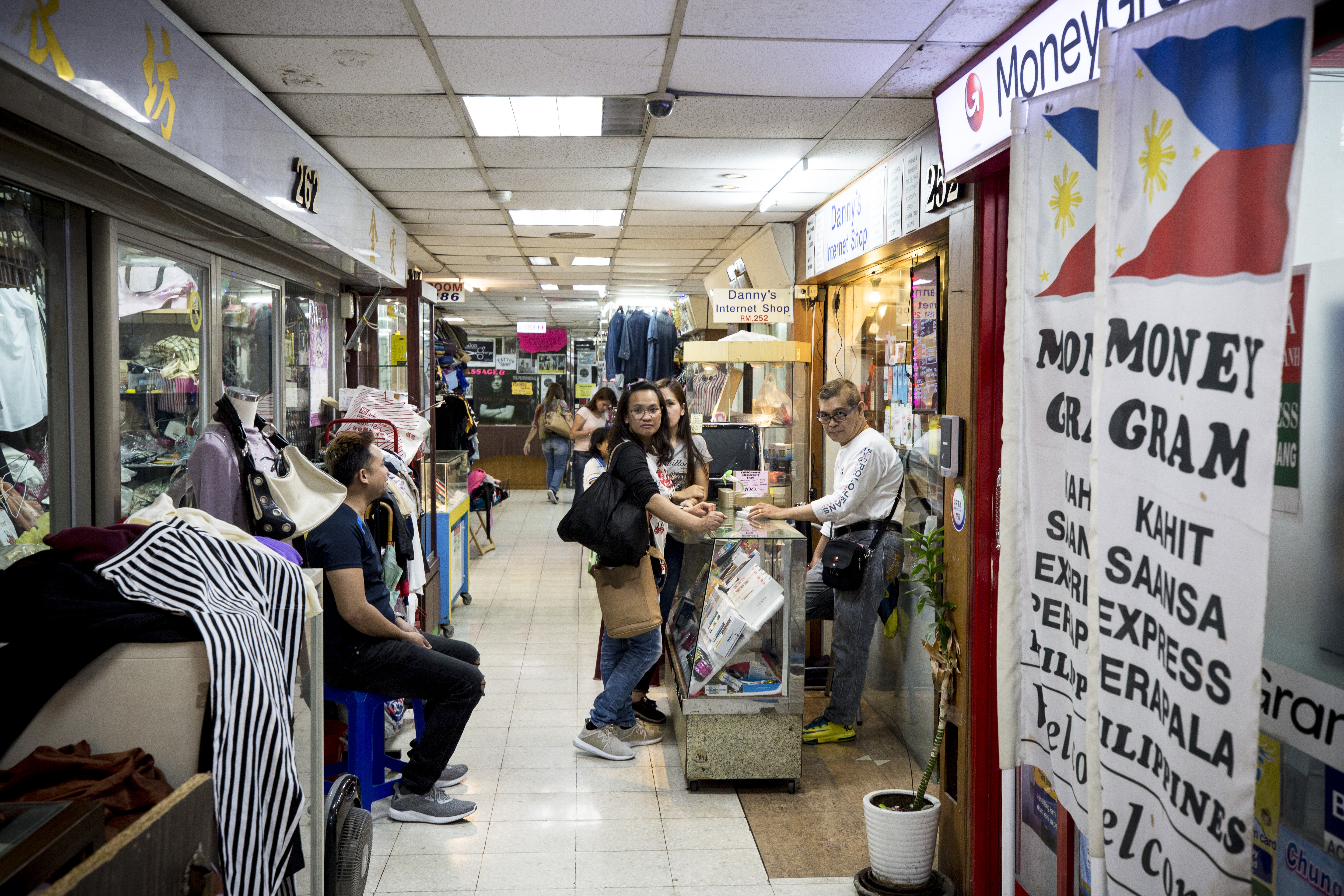 金萬萬商場二樓，原先多是裁縫店與倉庫，如今滿是髮廊、小吃、服飾、金飾、手機店等各式店鋪。