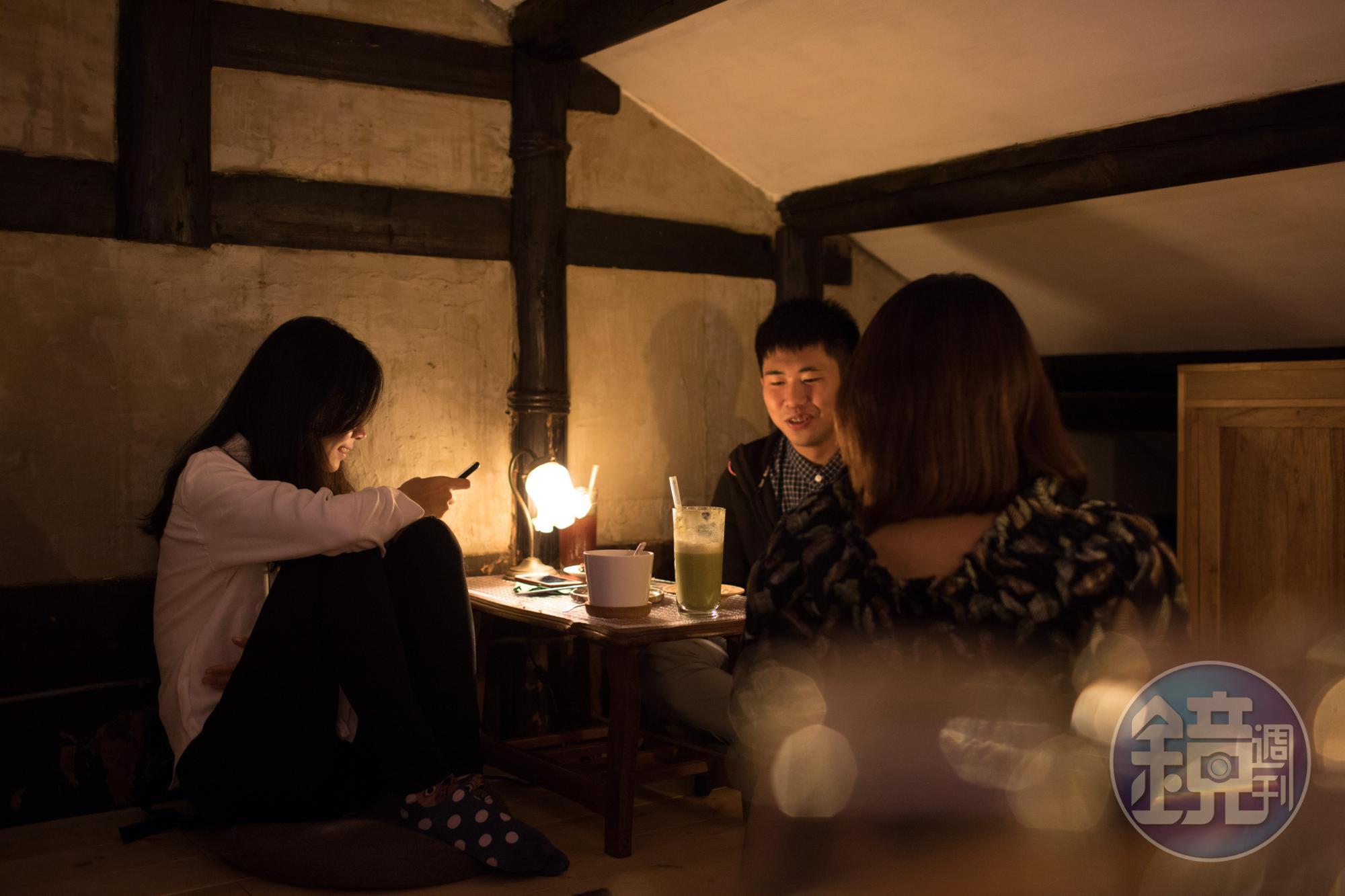 夜深人靜，螞蟻族群聚甜點鋪覓食。