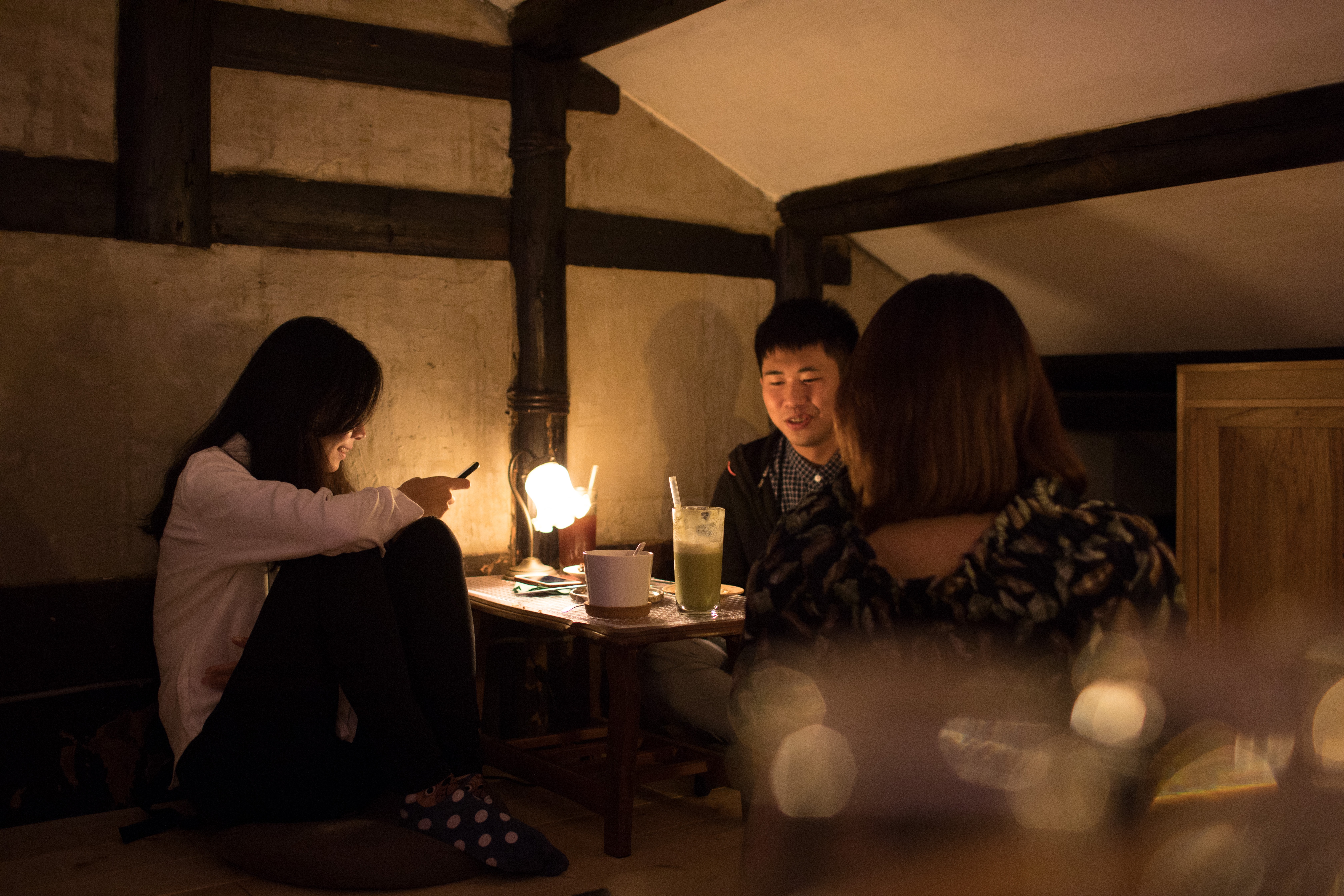 夜深人靜，螞蟻族群聚甜點鋪覓食。