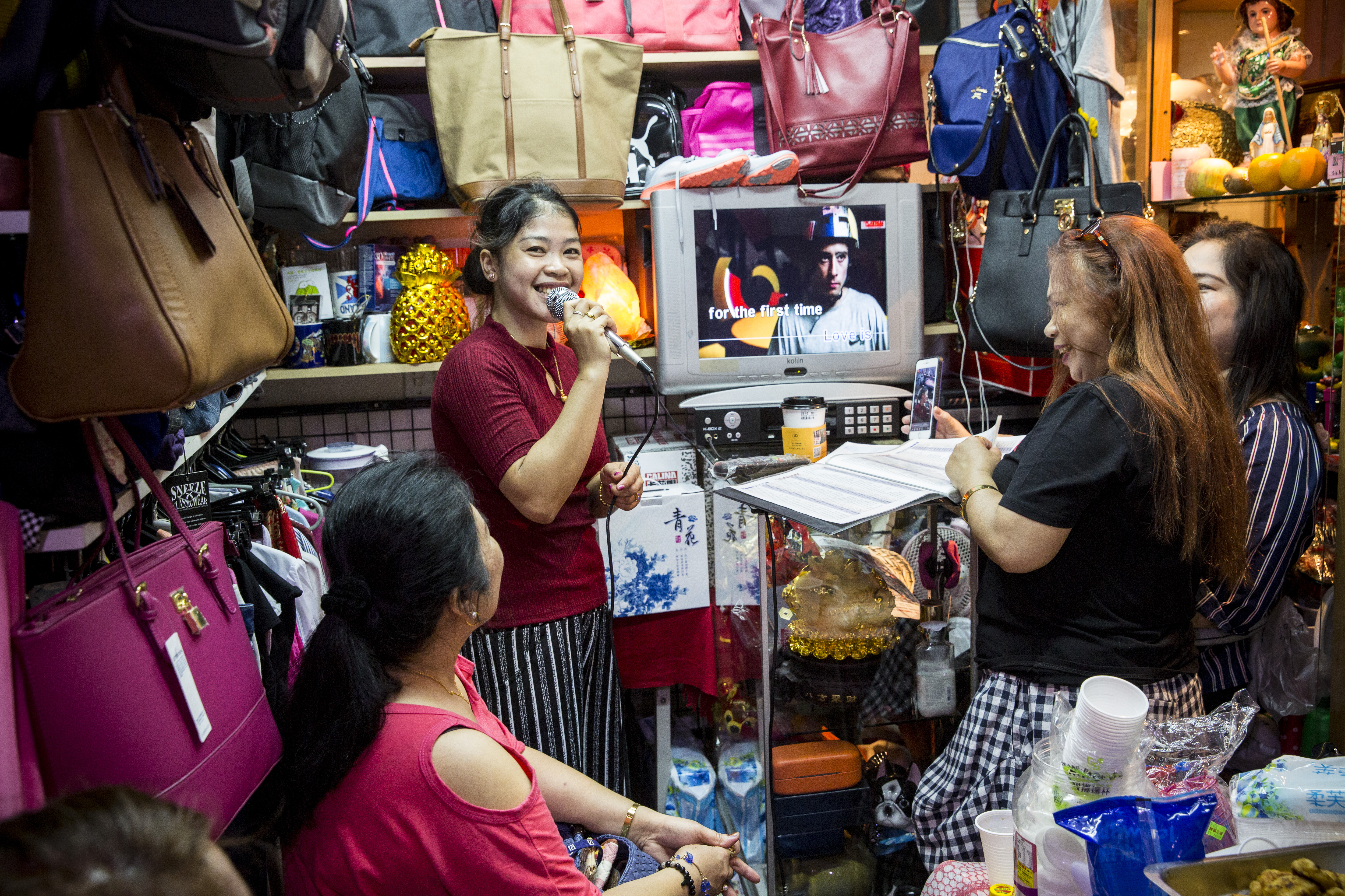 小小的店鋪設有卡拉OK，成為大家打發時間的據點。店主也不時出外找朋友，在店門留下手機號碼。