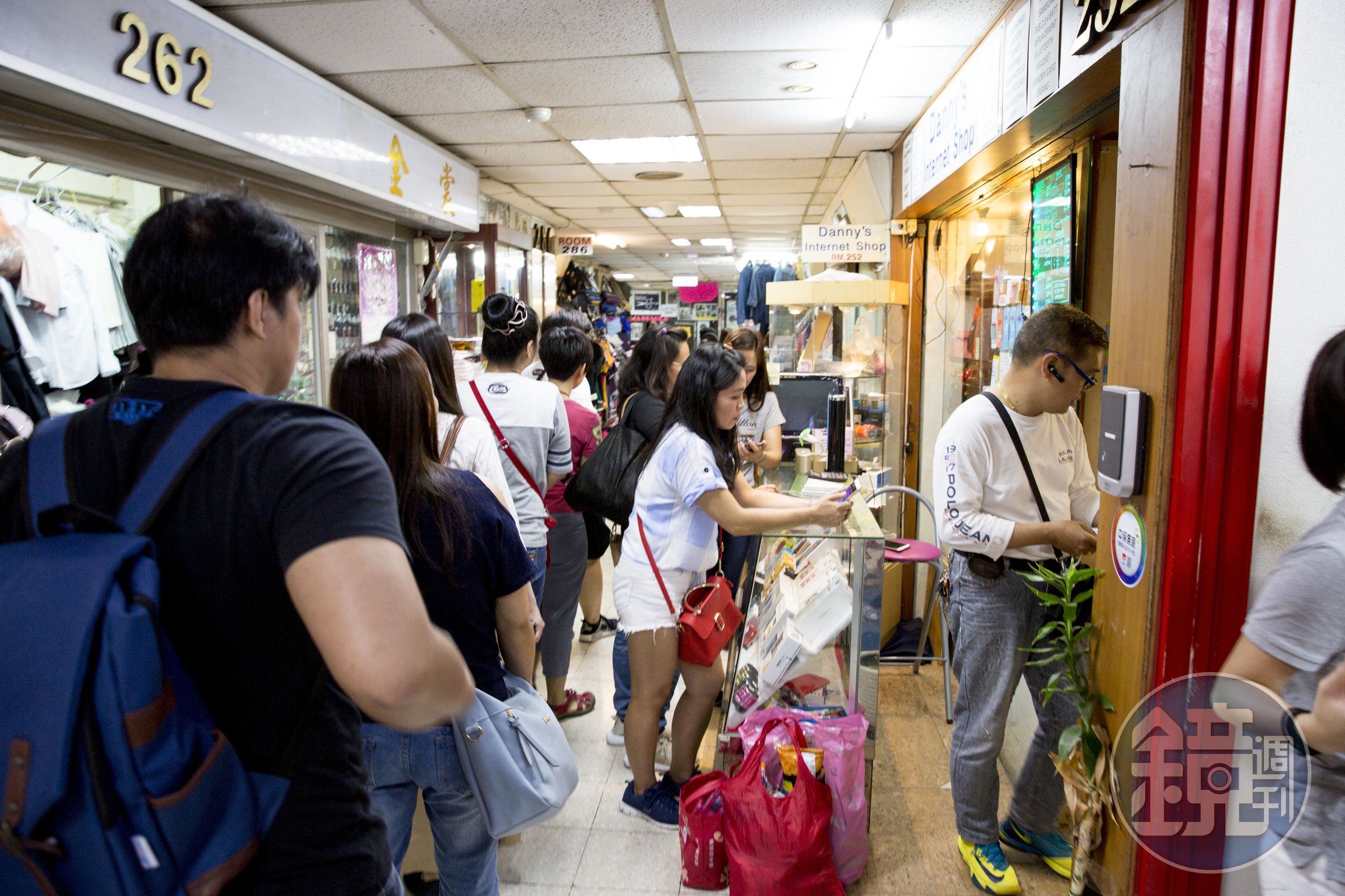 星期天人潮洶湧，店家應接不暇。雜貨店除了分期付款，也替移工打包裝箱，將禮物寄回家鄉。