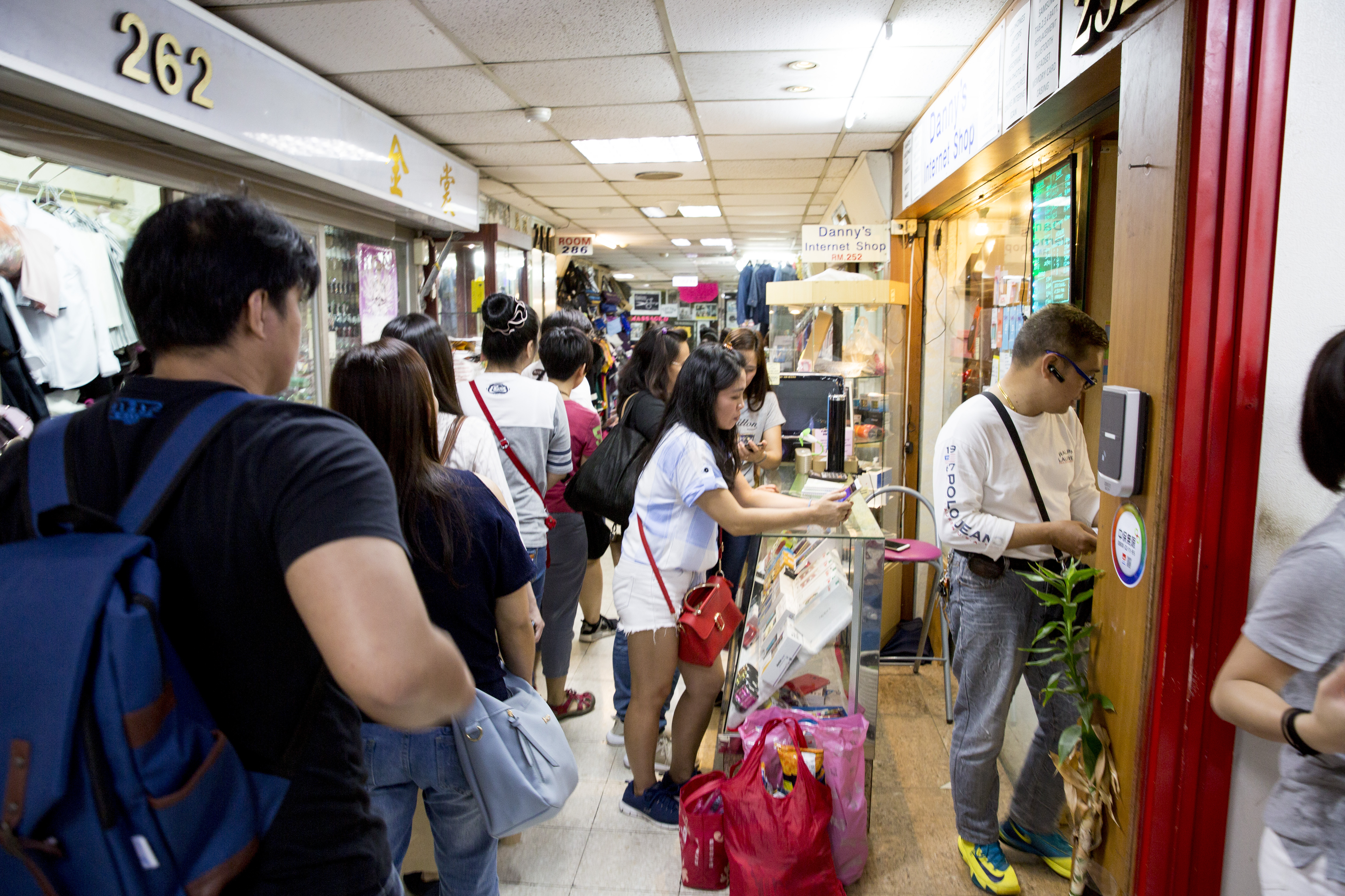星期天人潮洶湧，店家應接不暇。雜貨店除了分期付款，也替移工打包裝箱，將禮物寄回家鄉。