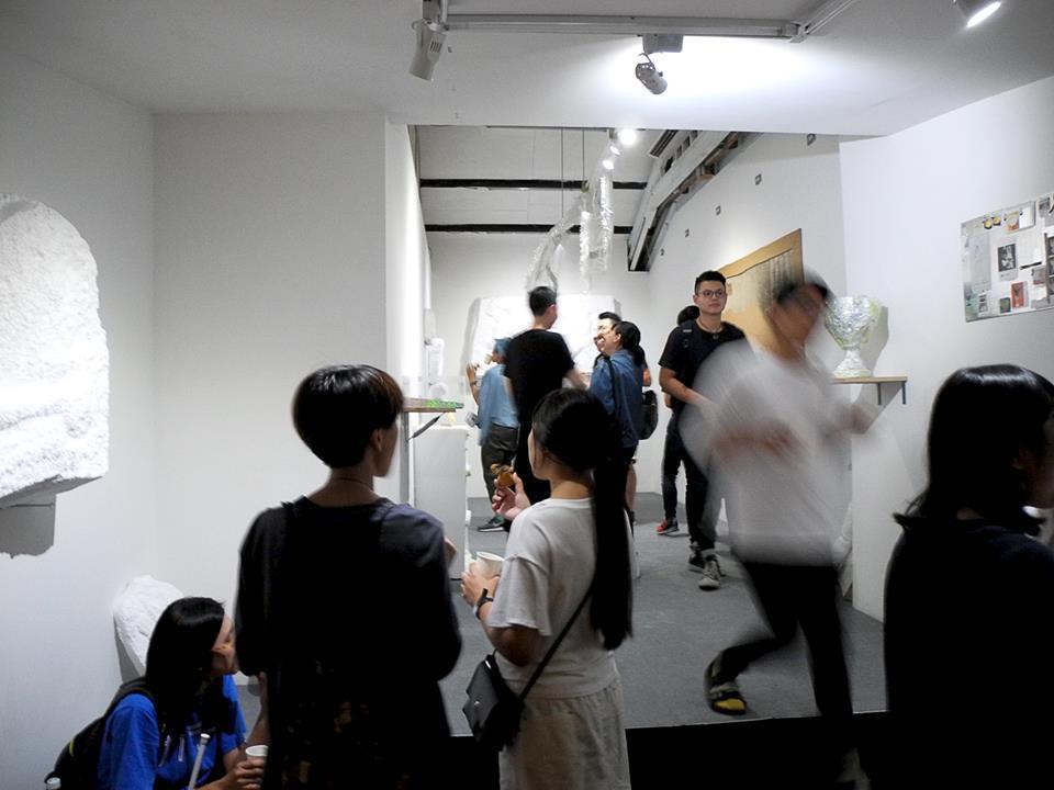 客人一面品嘗甜點，一面欣賞展覽。（翻攝自店家臉書）