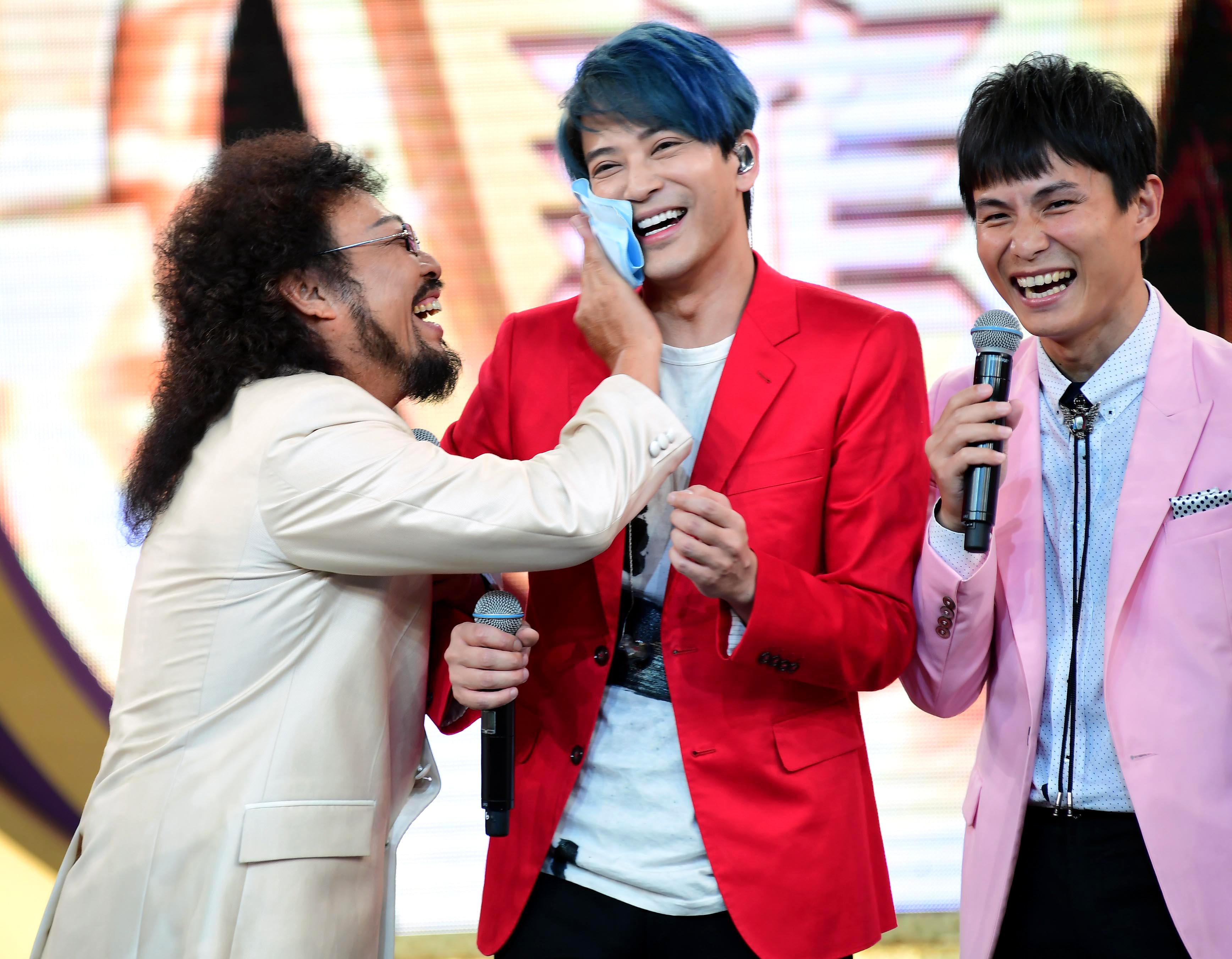 「台灣女婿」陳曉東上張菲節目大唱台語歌曲。(華視提供)