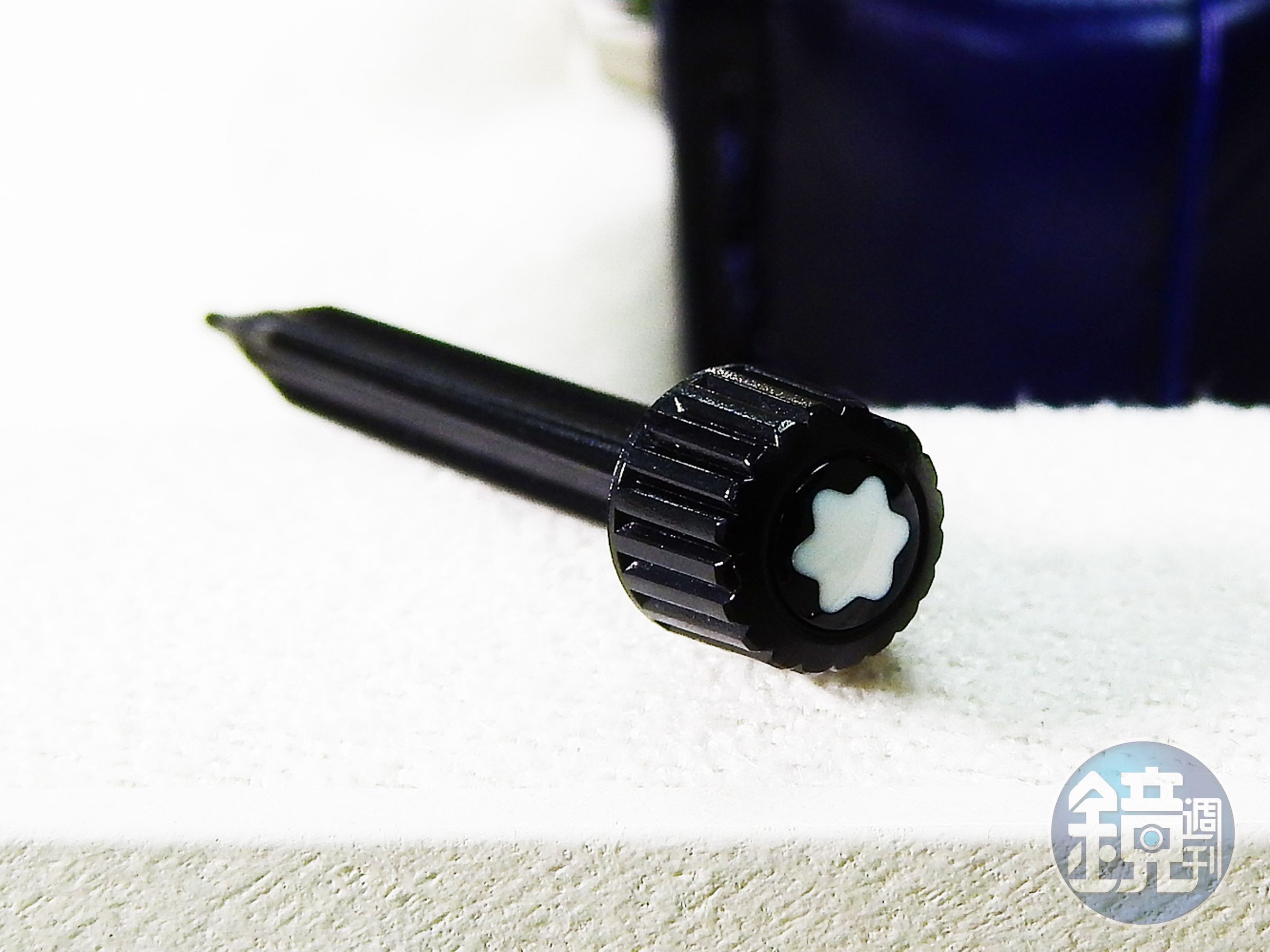 原來是原廠所附的塑膠「壓棒」。因為這款腕錶的日期、星期、月份、月相都可以單獨快調，所以才會貼心的附上這項小工具喔！不過它實在是有點小，要注意不要遺失，不然就只能用牙籤代替了…