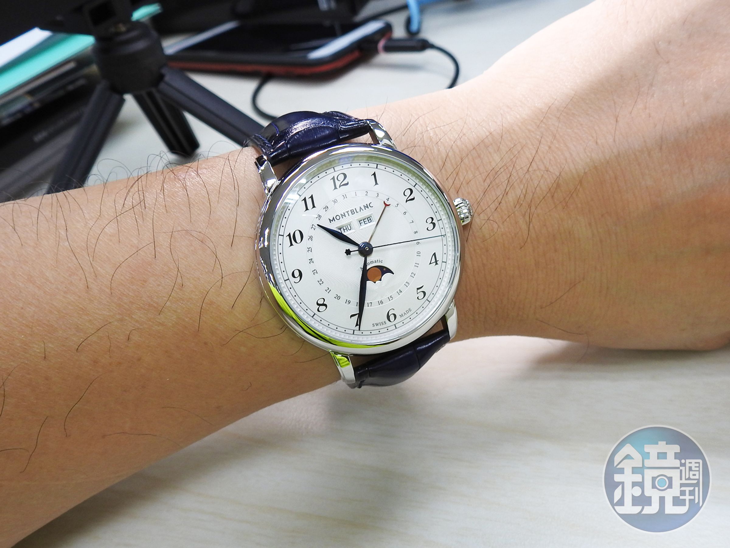 就以上手照來做為結尾吧！話說它的錶徑雖然有42mm，但或許是因為造型頗為「斯文」的關係，看起來好像沒那麼大呢！