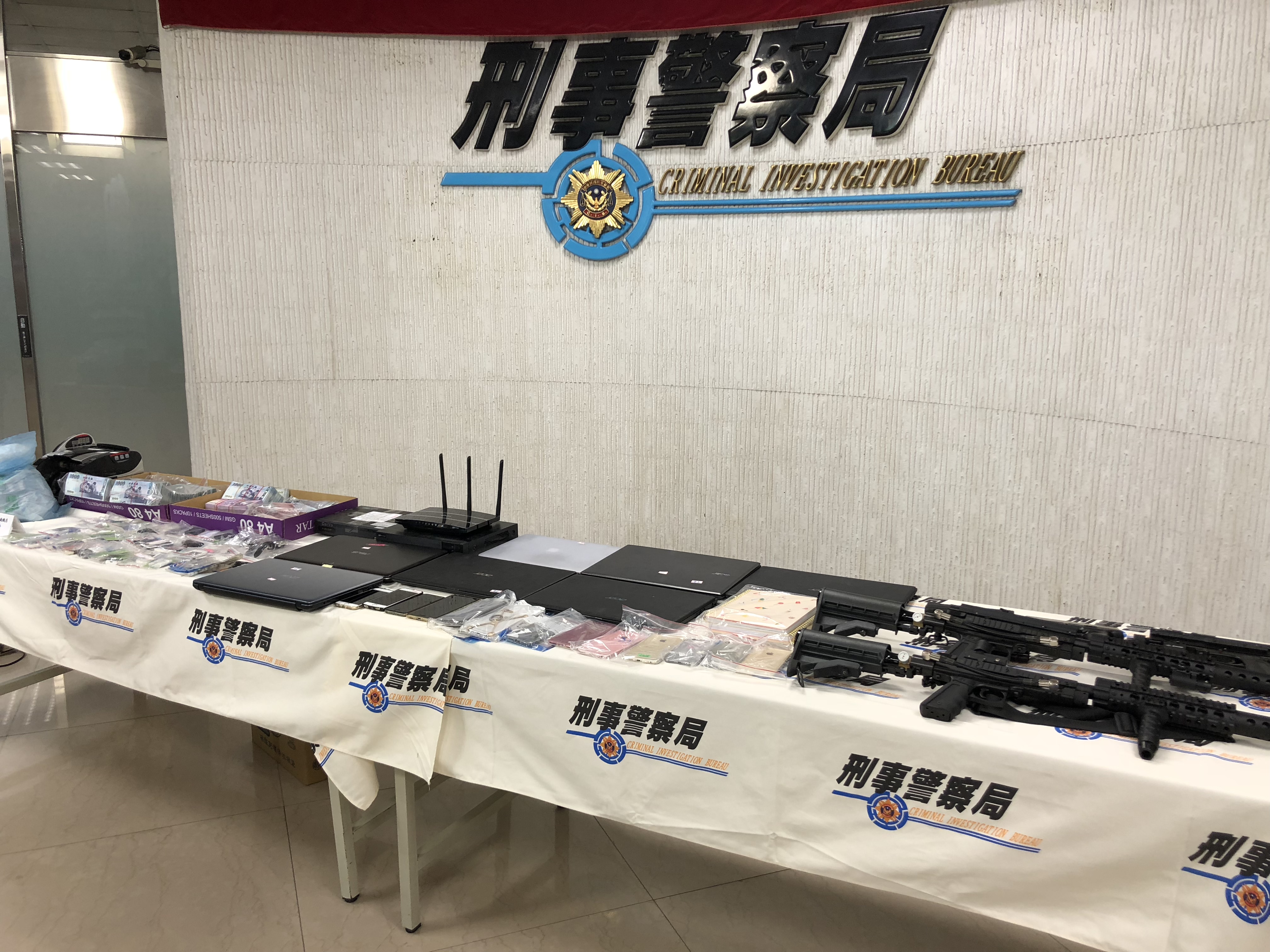 警方從民宅內起出大量證物。（刑事局提供）