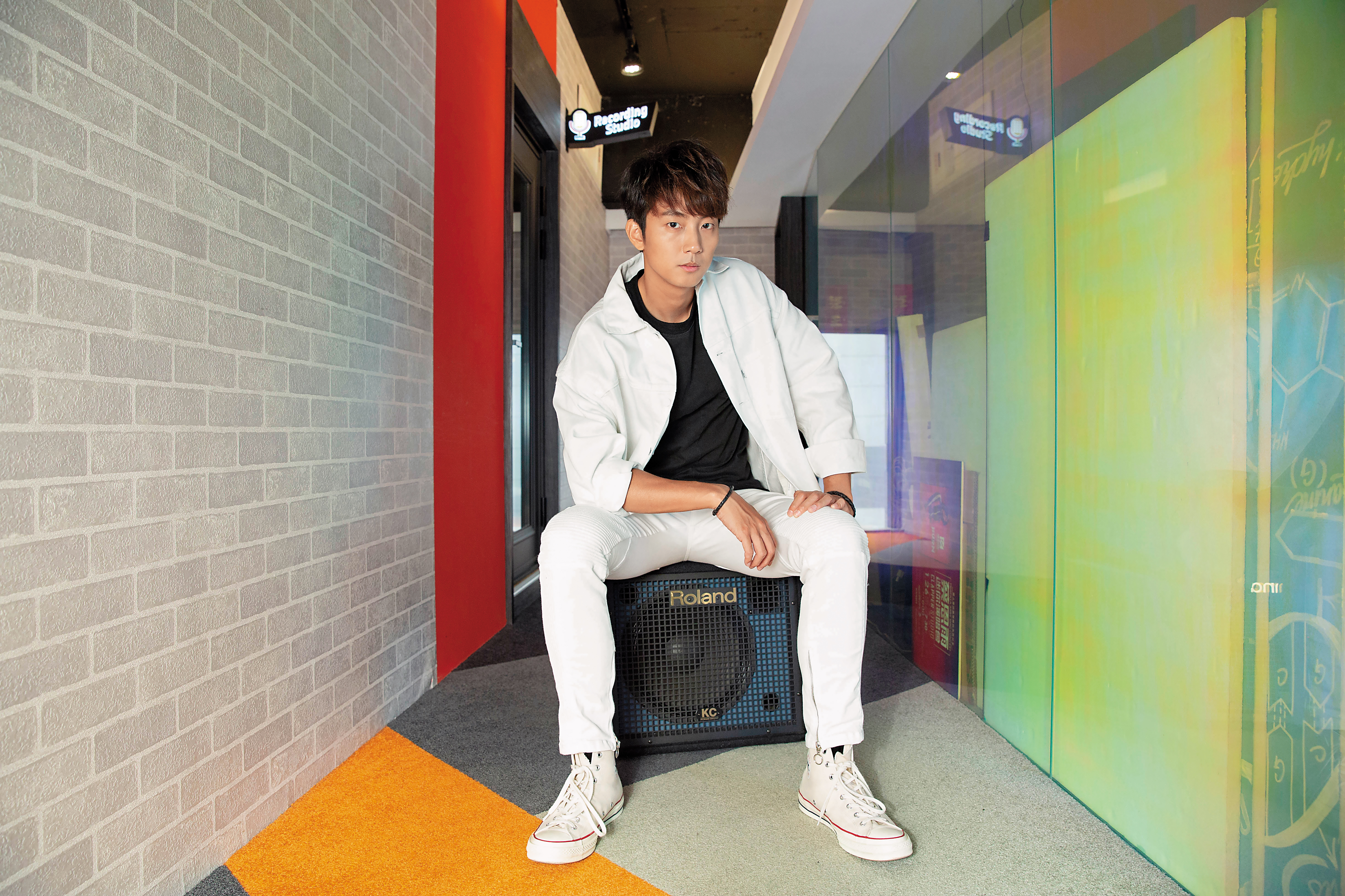 出道10年的許書豪累積豐沛音樂能量，除了寫歌，連譜曲、編曲、和聲都專精，跟不少重量級歌手有過合作，吉他、鋼琴等樂器也都很拿手，是全才型音樂人。