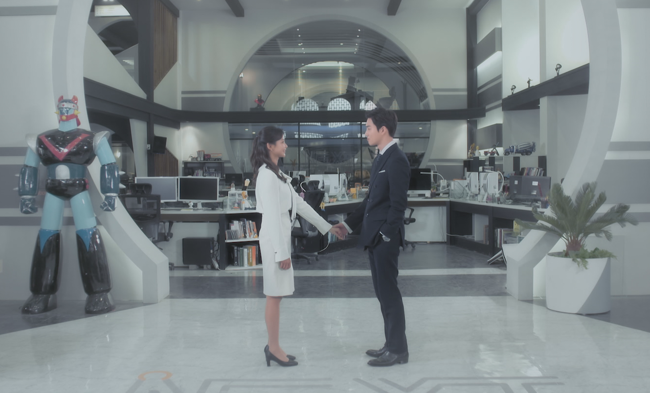 SUHO（右）、夏沇秀在《多金社長小資女》中互動甜蜜，粉紅泡泡滿溢。（龍華電視提供）