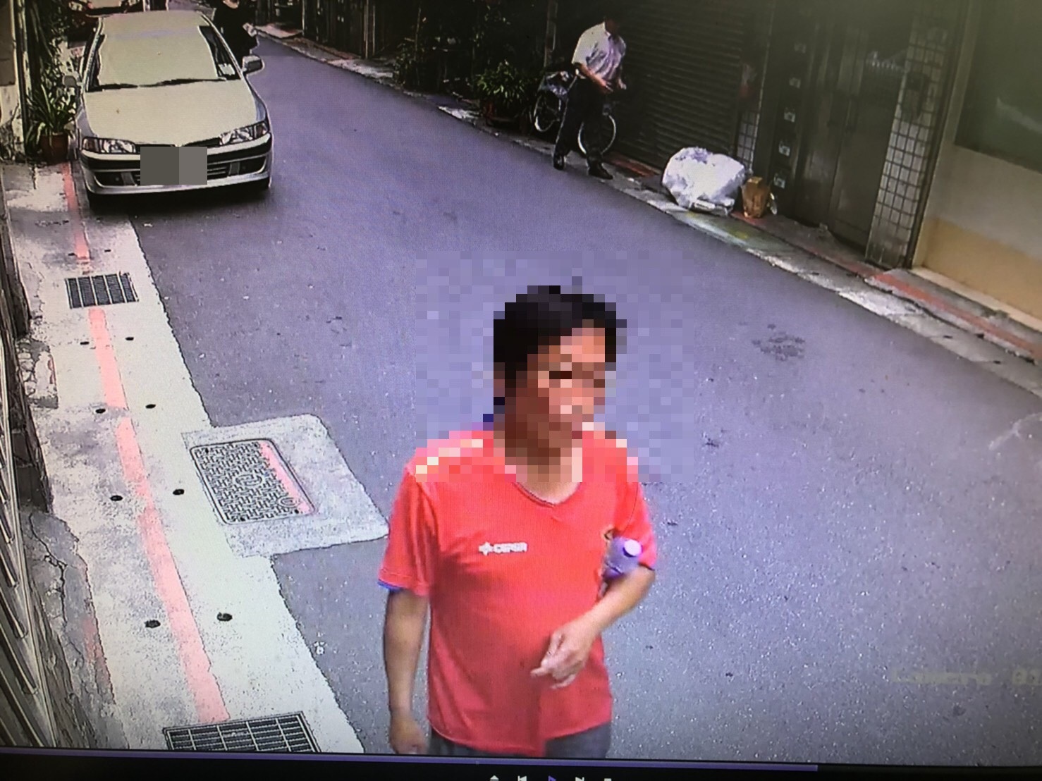 陳嫌趁司機在卸貨時，竟開車門將錢包偷走。（松山分局提供）