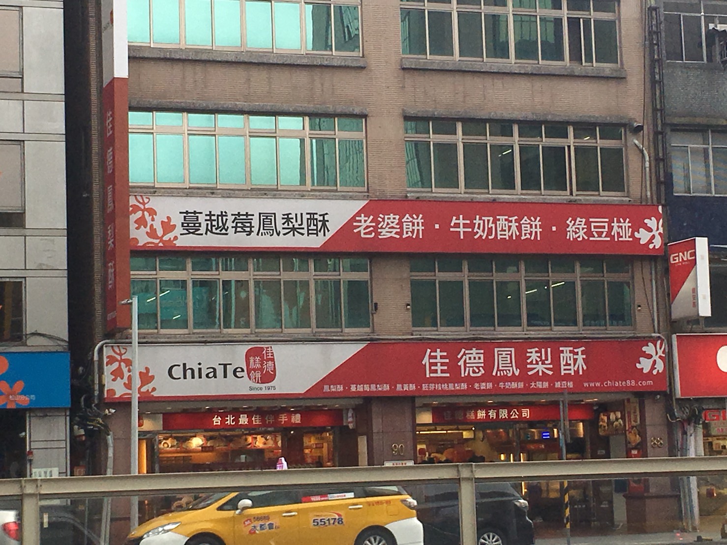 不只佳德餅店的貨車錢包被偷，附近店家的物流貨車也都曾被陳嫌下手過。