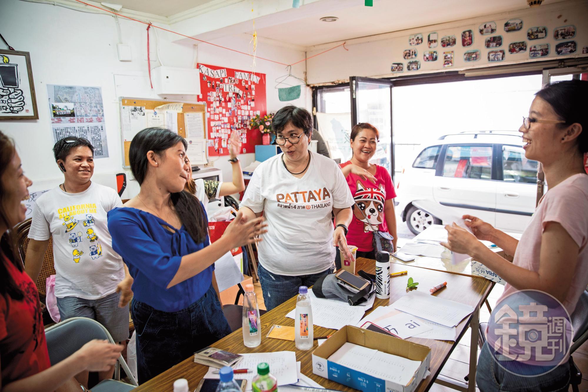 台灣國際勞工協會（TIWA）辦公室像是一個大客廳。到了中午，黛西煮好飯菜就放桌上，大家一起吃，下午上課時，移工再拿出紙筆來上中文課。
