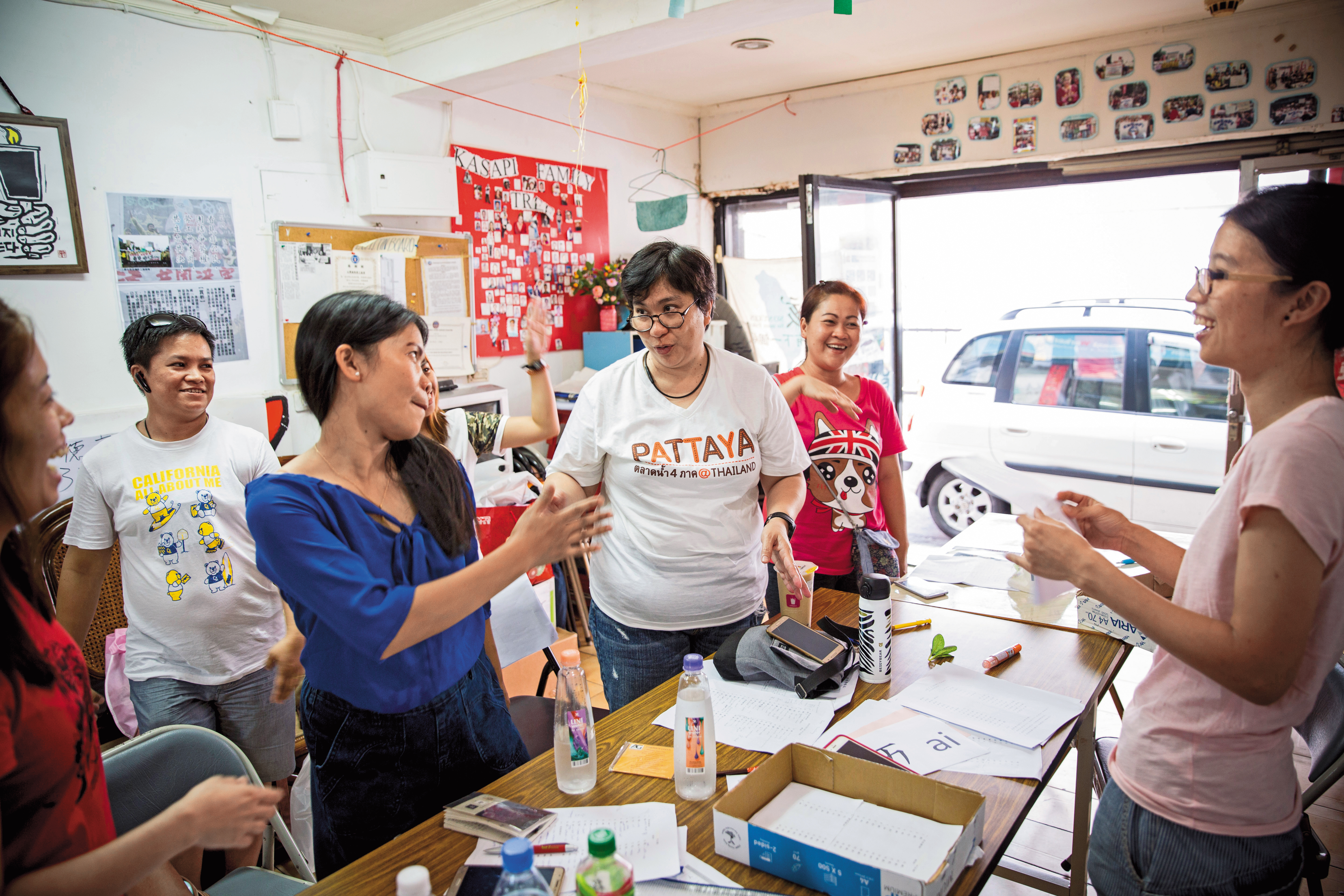 台灣國際勞工協會(TIWA)辦公室像是一個大客廳。到了中午,黛西煮好飯菜就放桌上,大家一起吃,下午上課時,移工再拿出紙筆來上中文課。