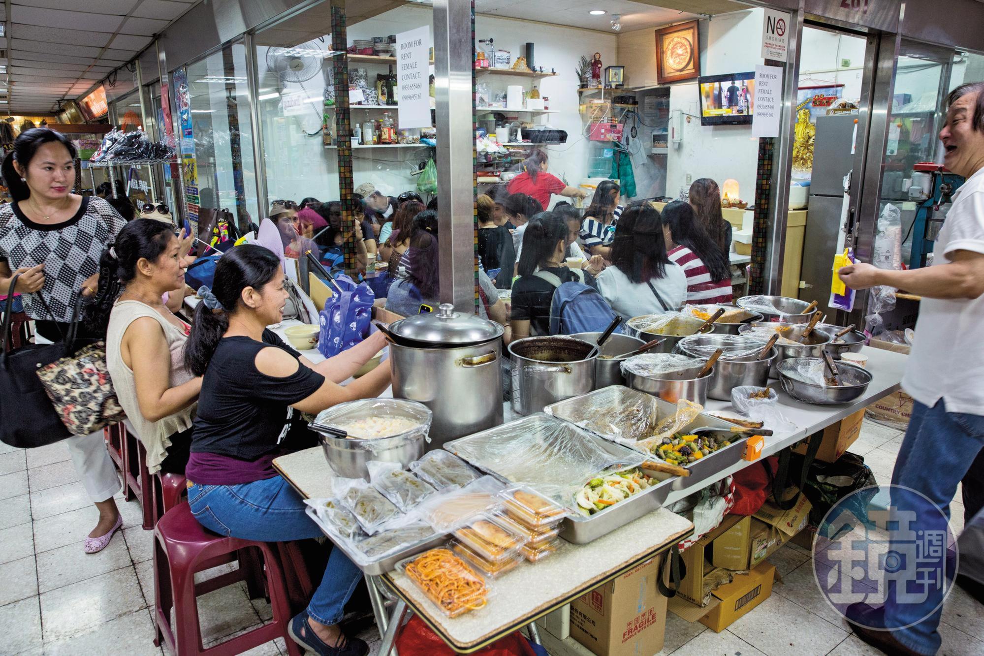 金萬萬商場2樓的菲律賓小吃店，販賣鹹綠豆湯、鴨仔蛋、潤餅等菲律賓食物，是少數平日也有開的商店。