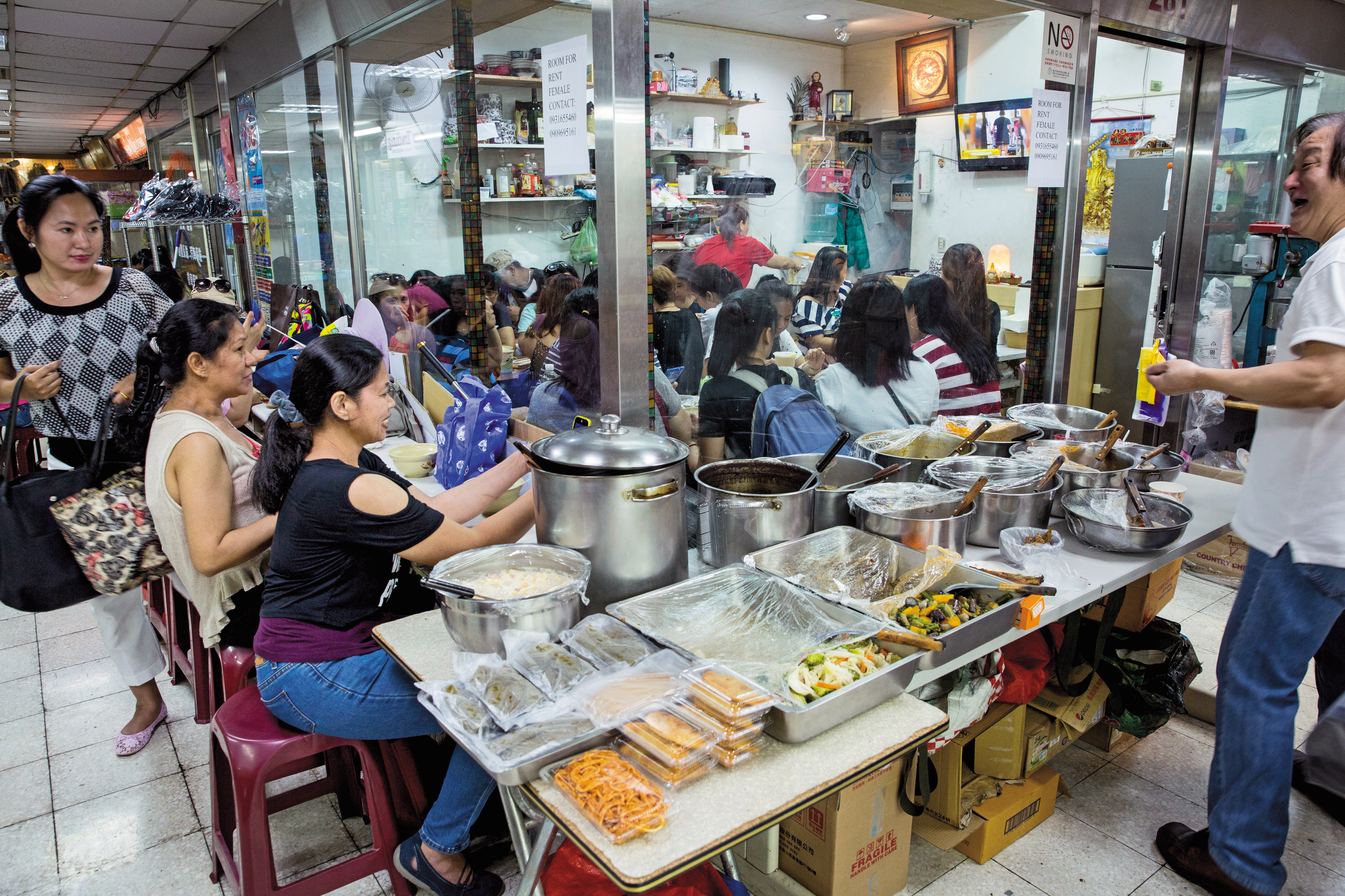 金萬萬商場2樓的菲律賓小吃店,販賣鹹綠豆湯、鴨仔蛋、潤餅等菲律賓食物,是少數平日也有開的商店。