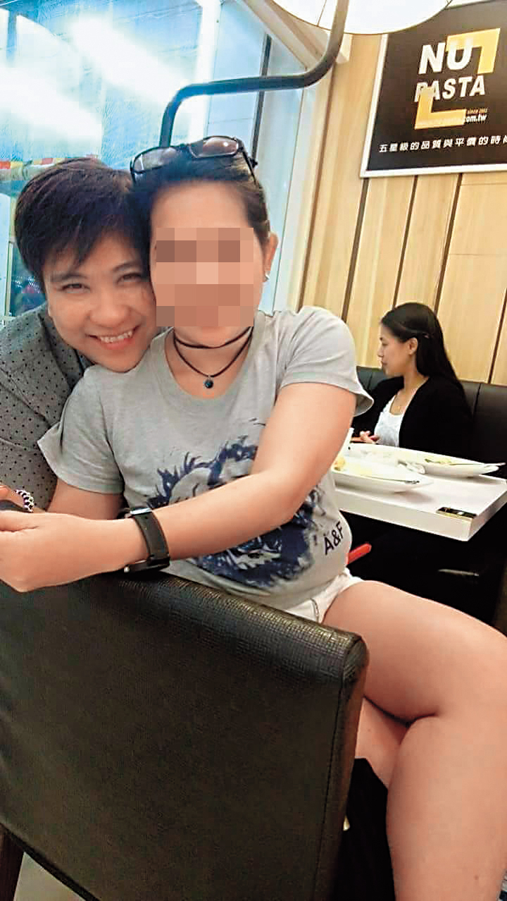 黛西(左)與女友(右)的合照多半默默存在她手機,極少放在社群軟體,沒想到這張一放上去,竟獲得眾多親友好評。(黛西提供)