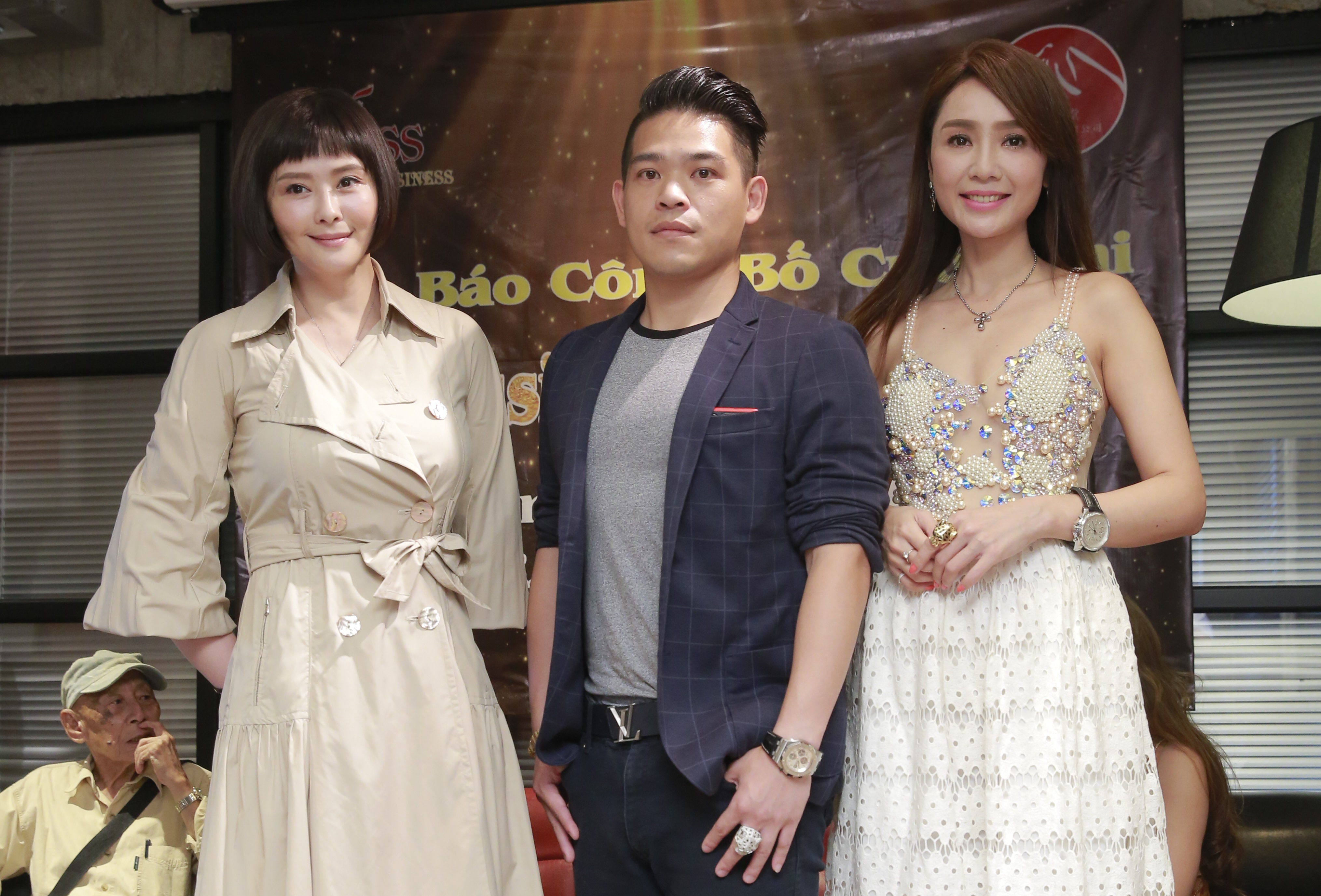 海倫清桃（右）找來緋聞男友黃景裕（中）辦選美活動，蕭淑慎特地前來站台。