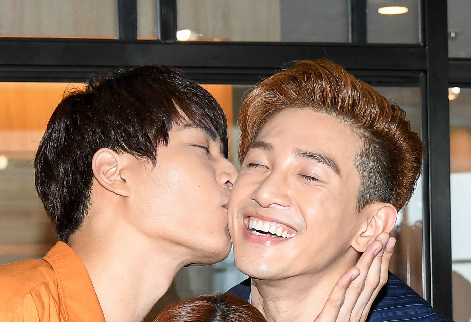 張立昂（右）提前過生日，子閎搶著獻吻。（三立提供）