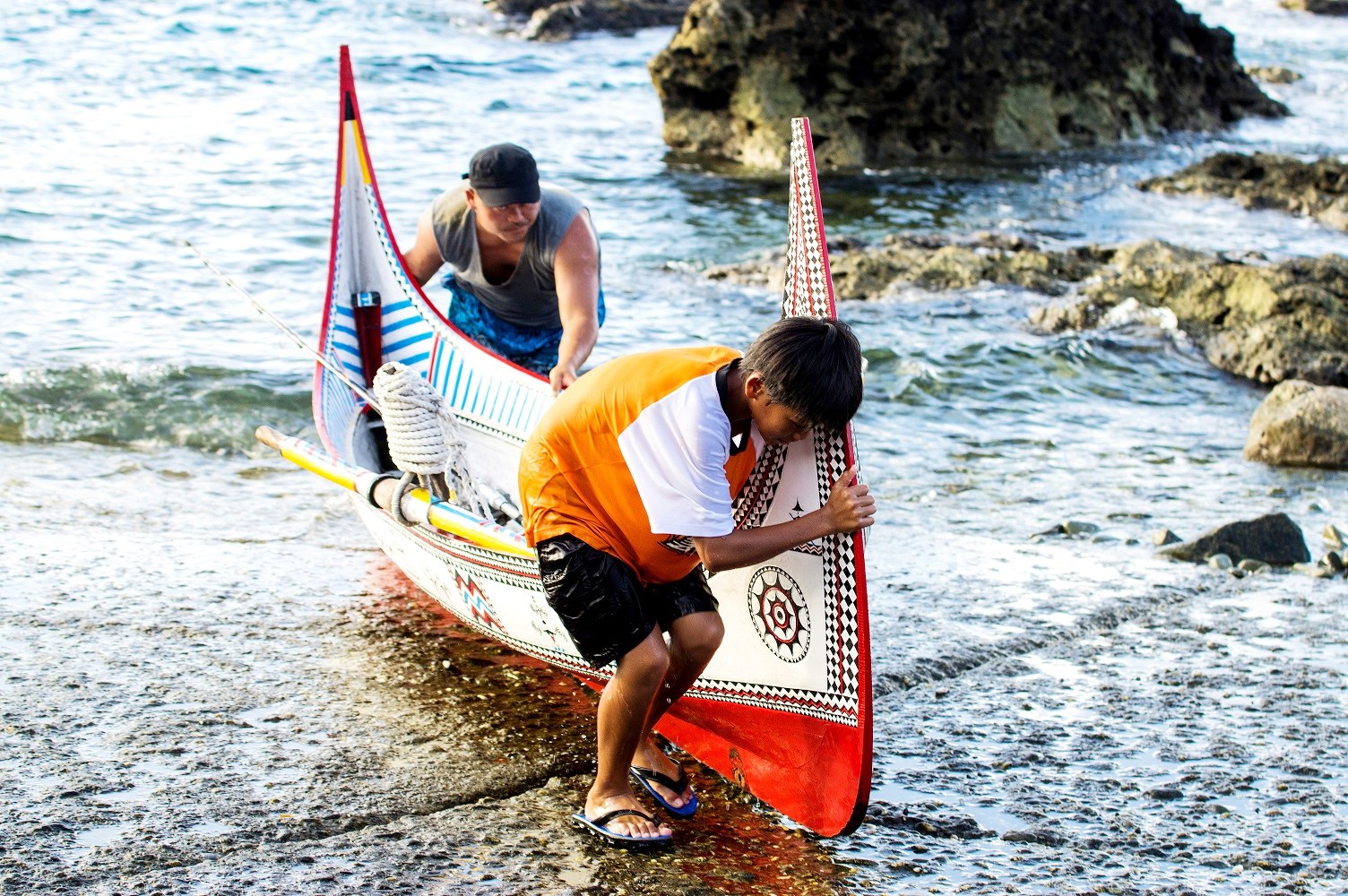 《只有大海知道》在蘭嶼拍攝，竟遇到颱風侵襲，還因為交通中斷差點斷糧。（海鵬提供）