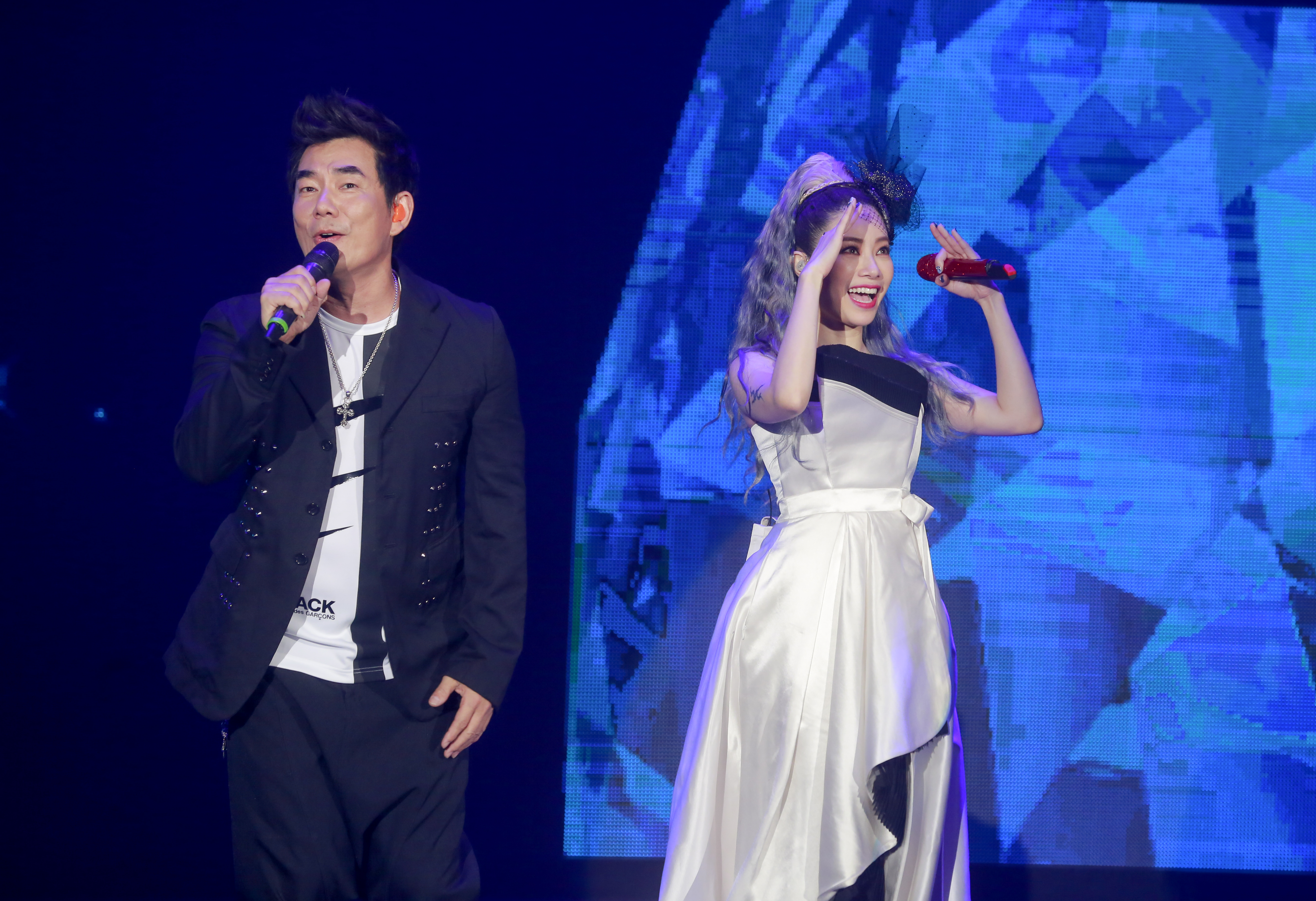 演唱會嘉賓找來任賢齊站台合唱，兩人再續當年的師兄妹情緣。