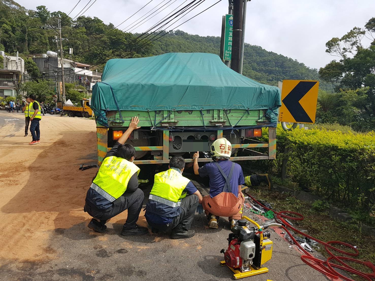 警方合力將黃姓騎士救出，已通知黃男家屬到案。（翻攝畫面）