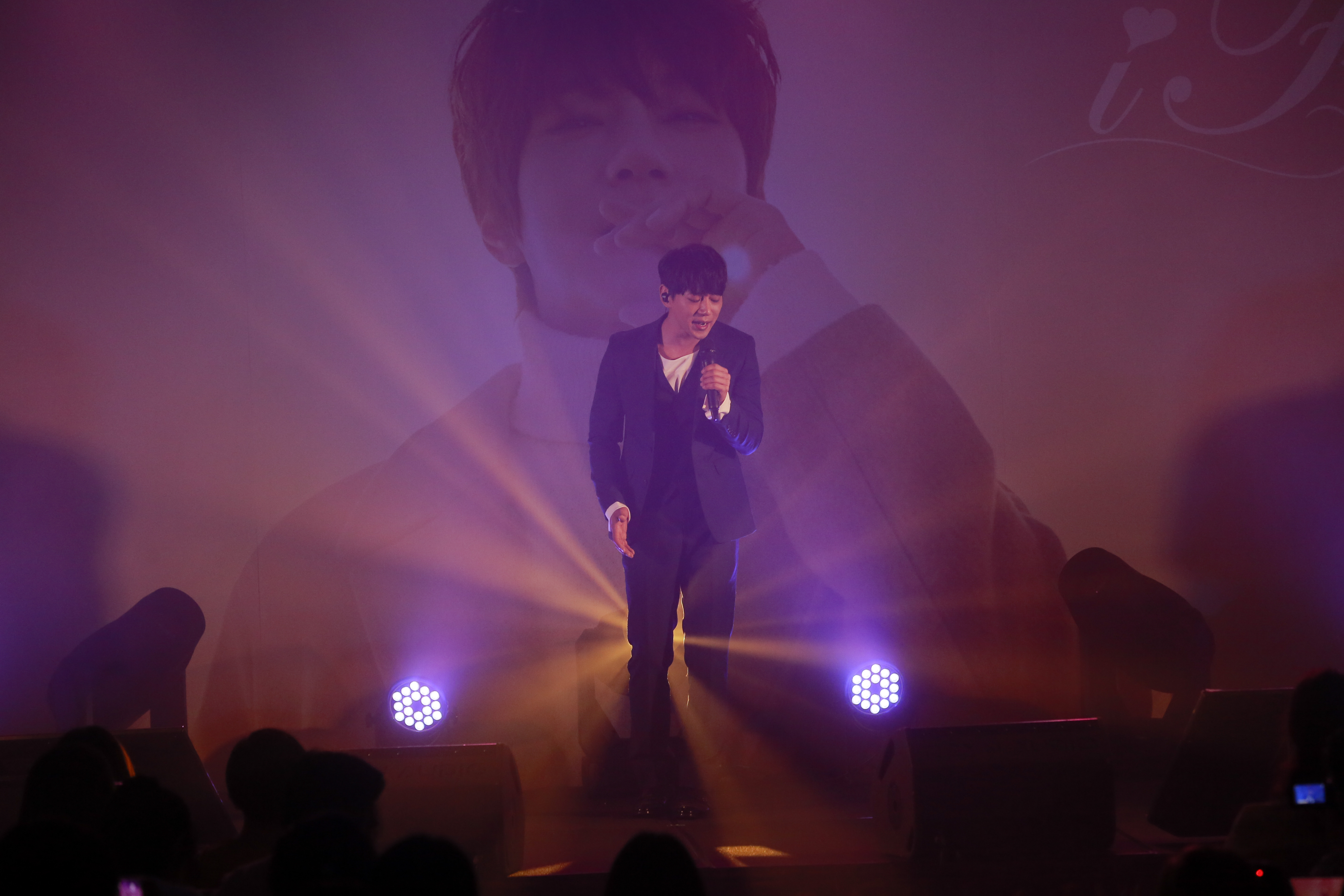 黃致列舉行簽唱會與粉絲同歡，近500名粉絲融化在他的歌聲裡。