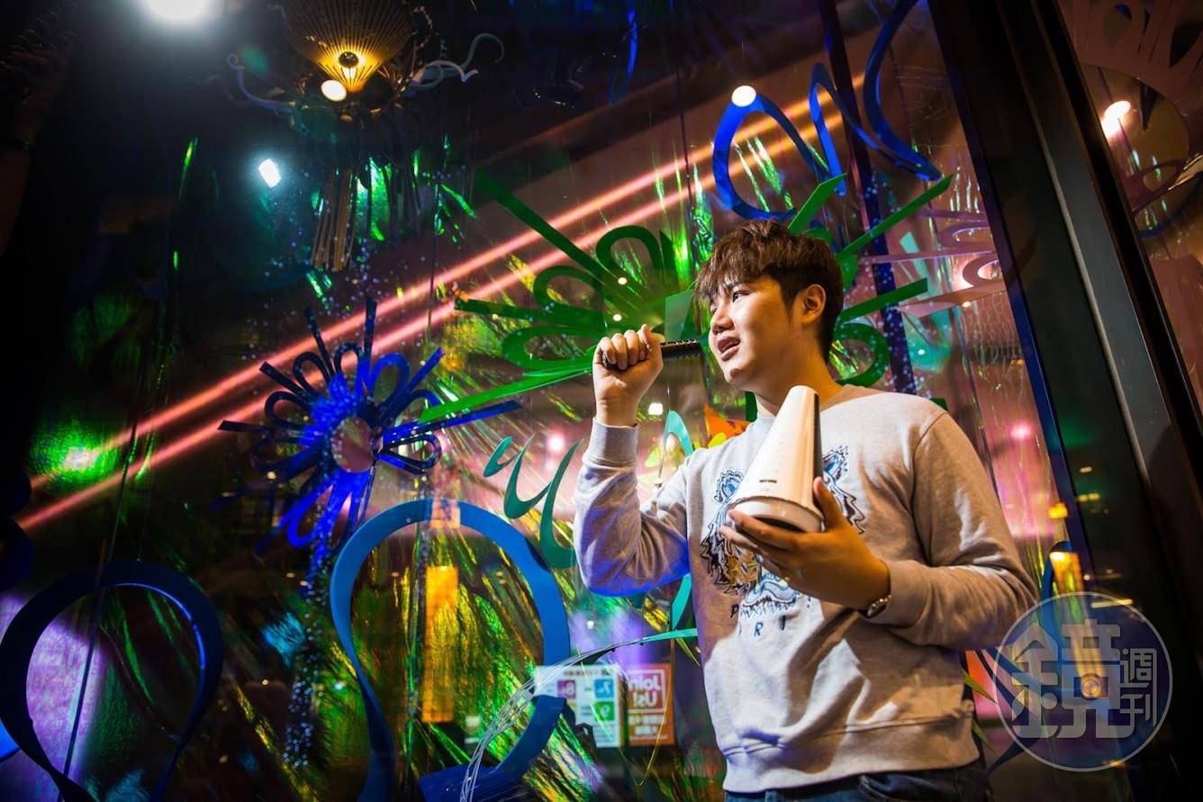 蘇友謙國中沒唸完，憑著行動式K歌麥克風，18歲已經年收破億元。