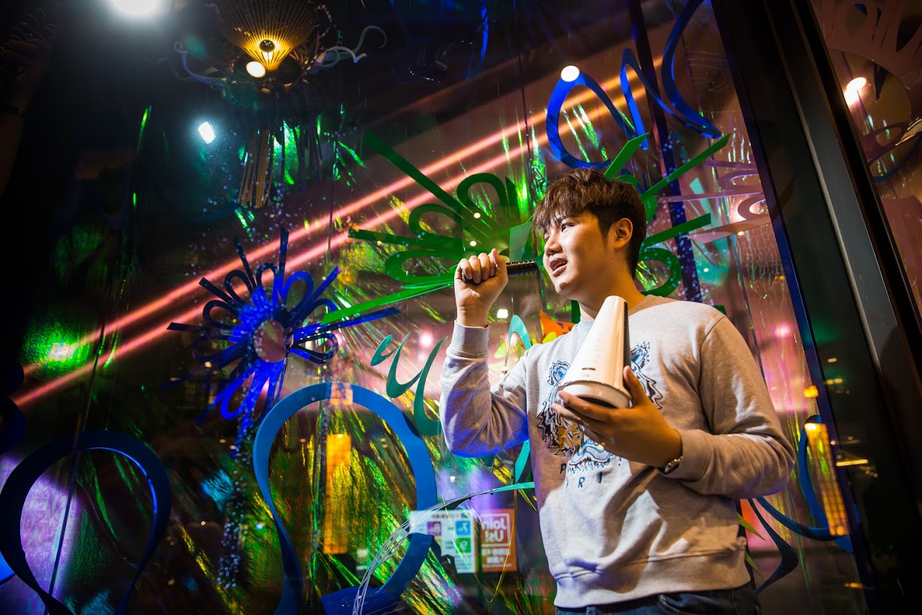 蘇友謙國中沒唸完,憑著行動式K歌麥克風,18歲已經年收破億元。