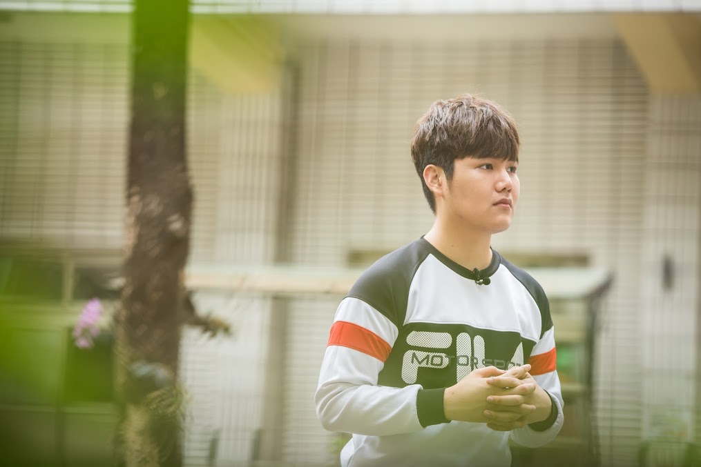 為了洽談生意,蘇友謙和對方說話會刻意壓低聲音,偽裝成大人。