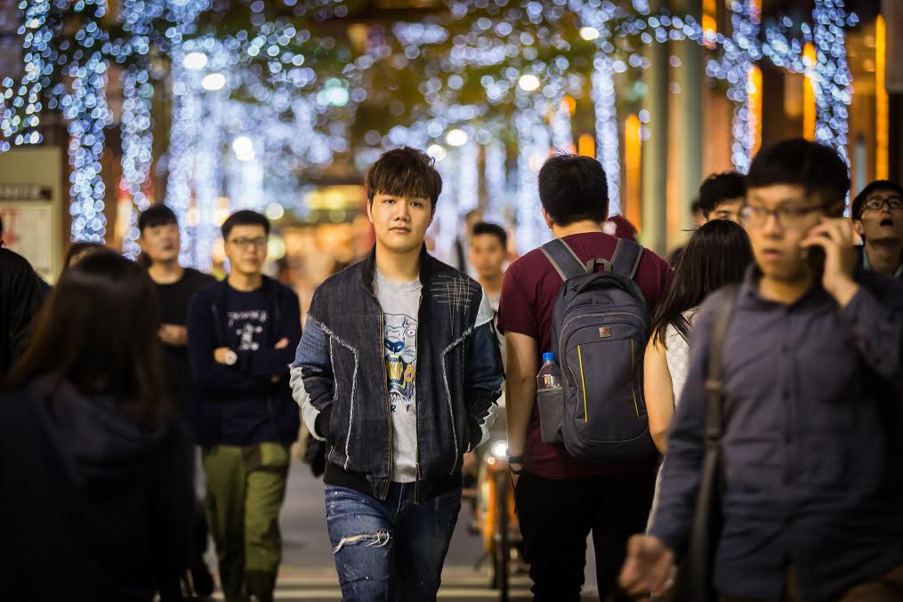 為了保護自己，蘇友謙兒時相當叛逆，是父母和師長眼中的頭痛人物。