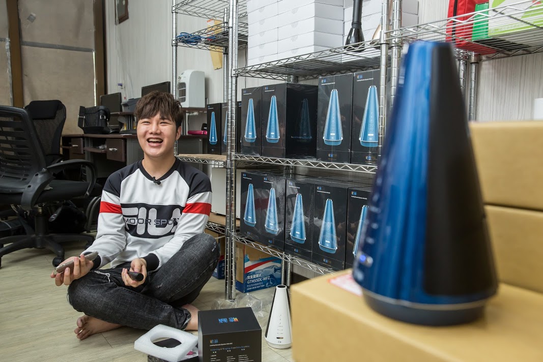 蘇友謙和大陸廠商途訊合作研發無線K歌麥克風聽籟，還申請到麥克風與音響一體成形的專利。（2,588元）