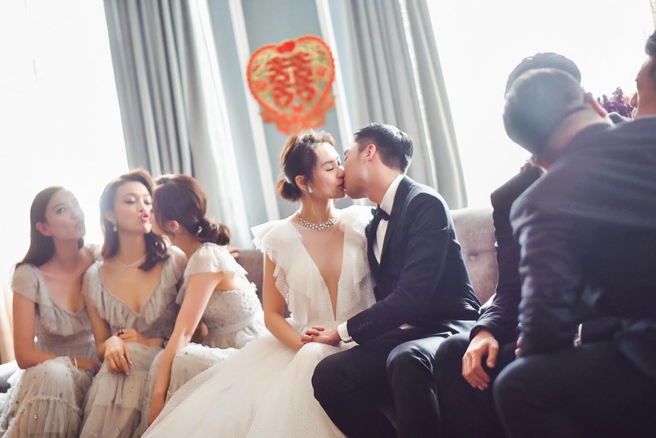 阿嬌與賴弘國甜蜜接吻，伴娘團在一旁搞笑湊熱鬧。（英皇提供）