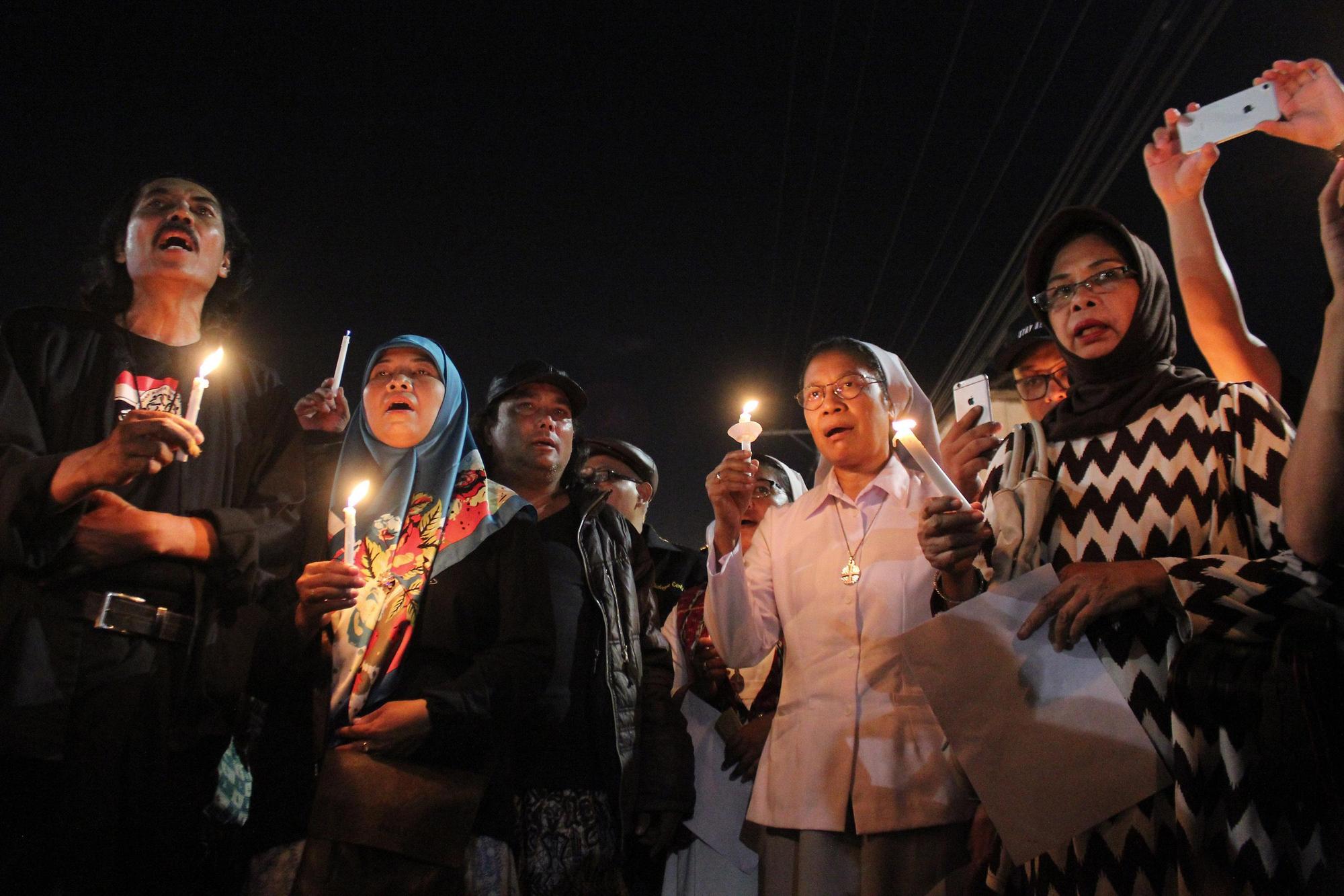 印尼泗水發生教堂爆炸案，民眾守夜為死者和傷患祈禱。（東方IC）