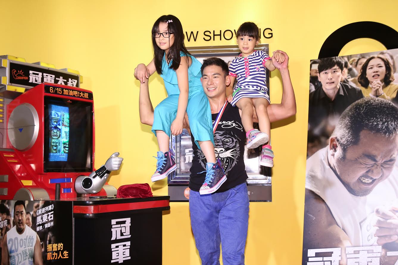 亮哲帶兩位千金出席《冠軍大叔》「阿秋霸」腕力比賽宣傳活動。