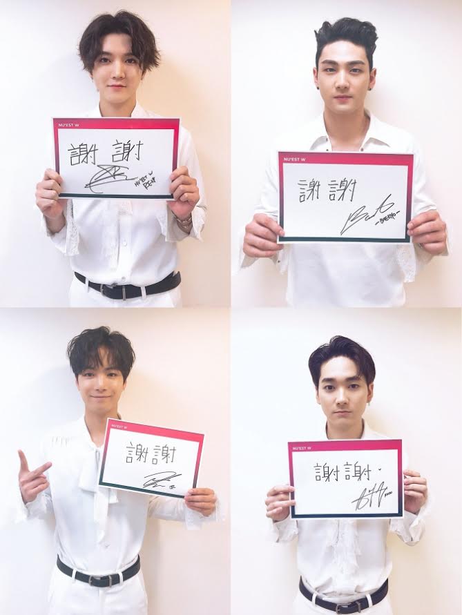 NU’EST W成員在演唱會後手持「謝謝」簽名板感謝粉絲。(翻攝自NU’EST 推特)