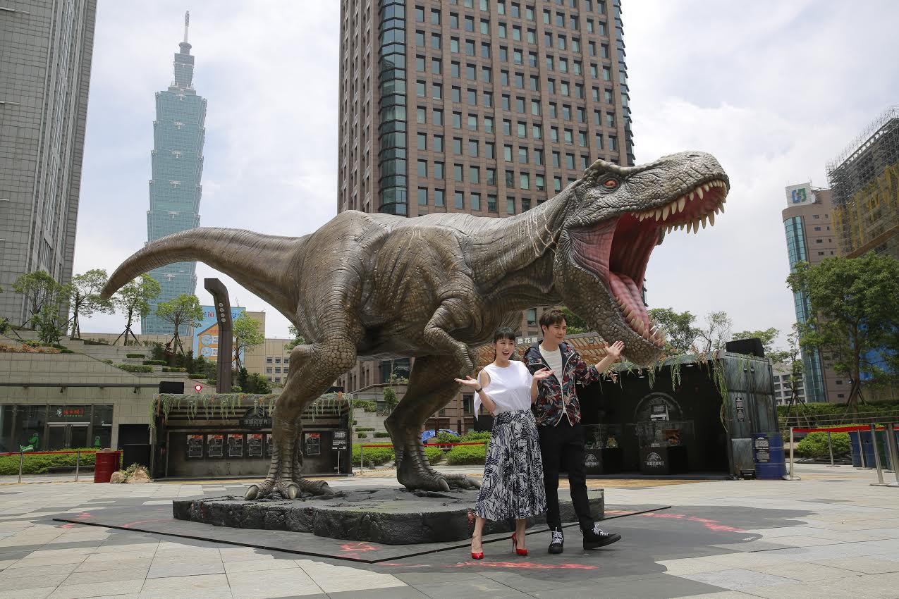 方志友（左）、謝佳見，還有來自《侏羅紀世界》的暴龍，背景還有台北101，堪稱超現實的打卡熱點。