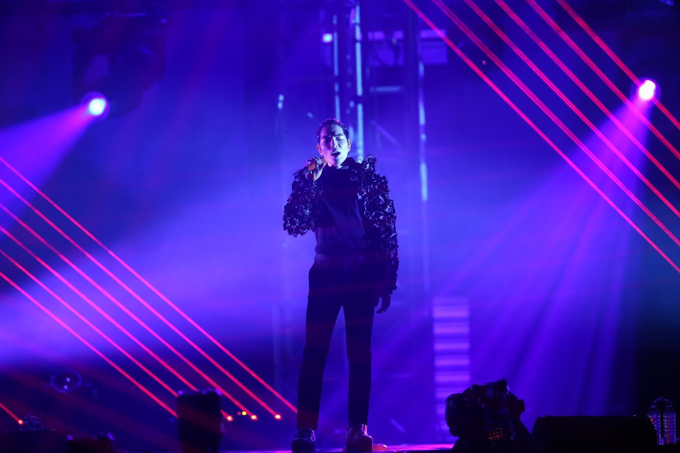 蕭敬騰《娛樂先生世界演唱會》台北站以〈純金打造〉抒情歌開場。