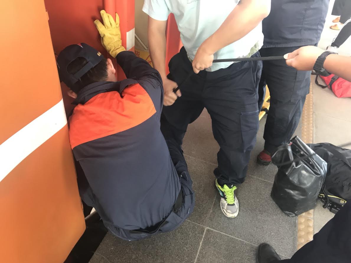 一名78歲黃姓婦人，強行跳上車，結果滑落月台跟車廂之間的縫隙。（翻攝畫面）