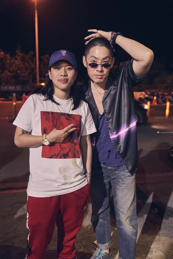 雖然同天演出,但吳建豪與葛仲珊前後出場並未同台,兩人居然在餐廳後台相見歡。(環球音樂提供)
