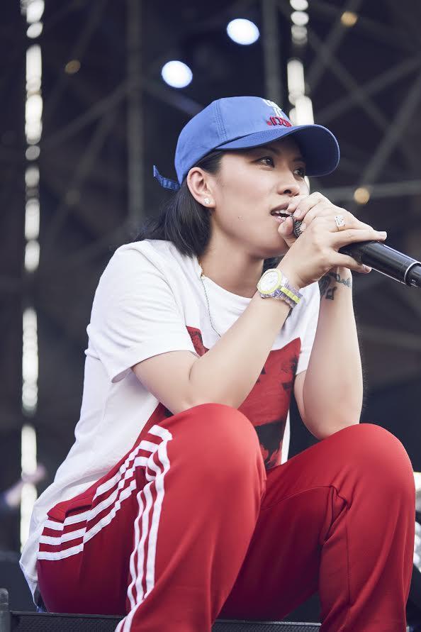 難得葛仲珊感性與歌迷談心,她說父親仍不希望她當歌手,但她選擇相信自己。(環球音樂提供)