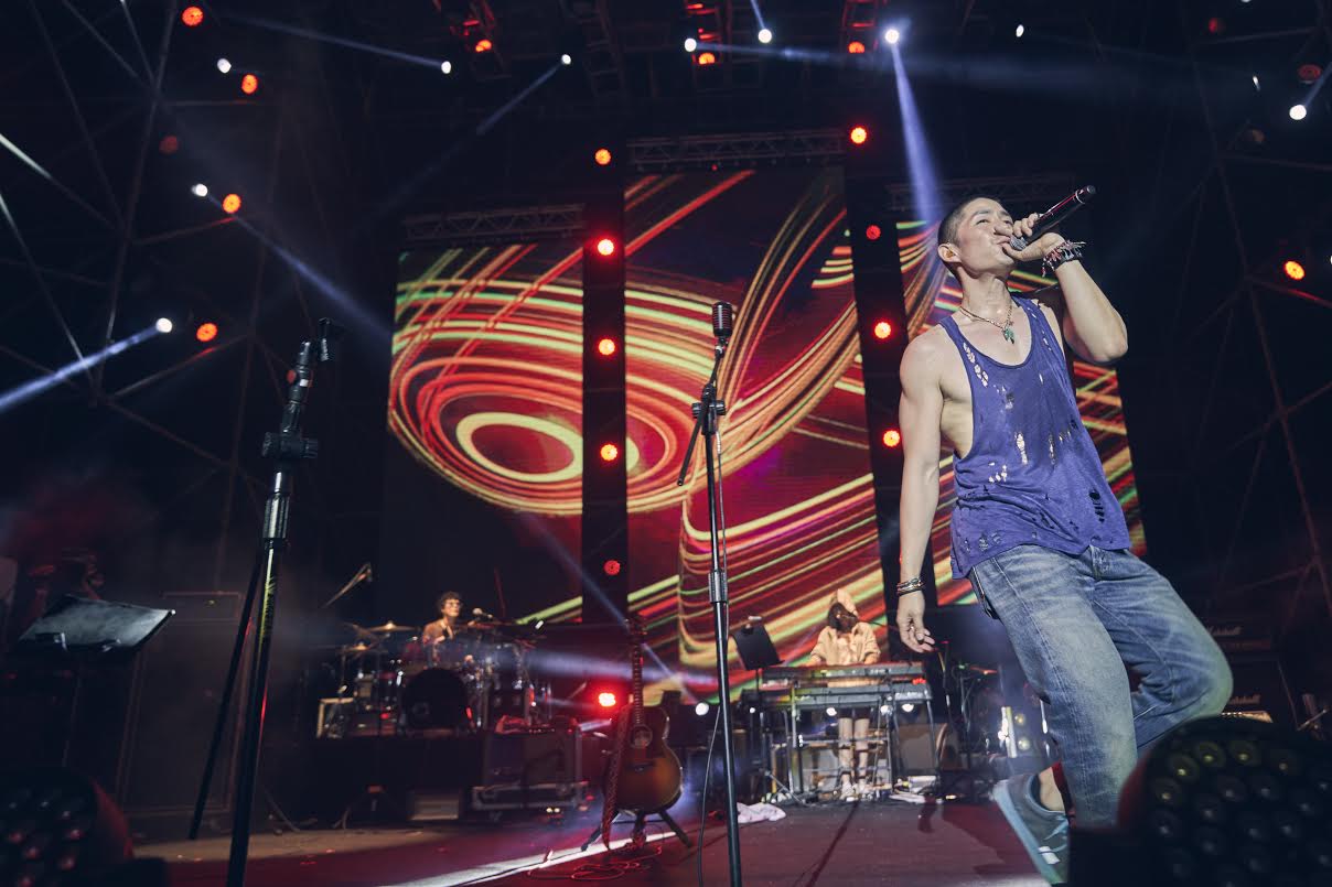 吳建豪唱到大汗淋漓，脫到只剩吊嘎，露出健壯的肌肉。（環球音樂提供）