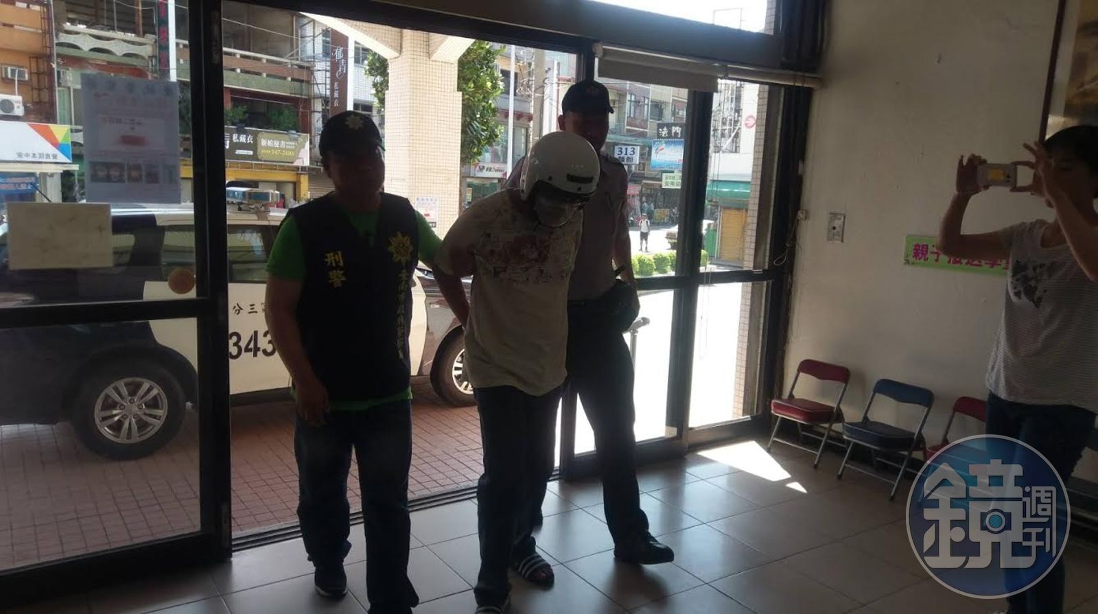 戴安全帽低頭的鄒嫌,因不滿剛離婚前妻帶著男友回娘家,醋勁大發刺死情敵。(警方提供)