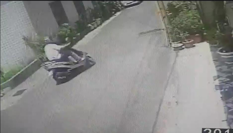 警方根據路口監視器,鎖定鄒嫌騎機車離開娘家的畫面。(警方提供)
