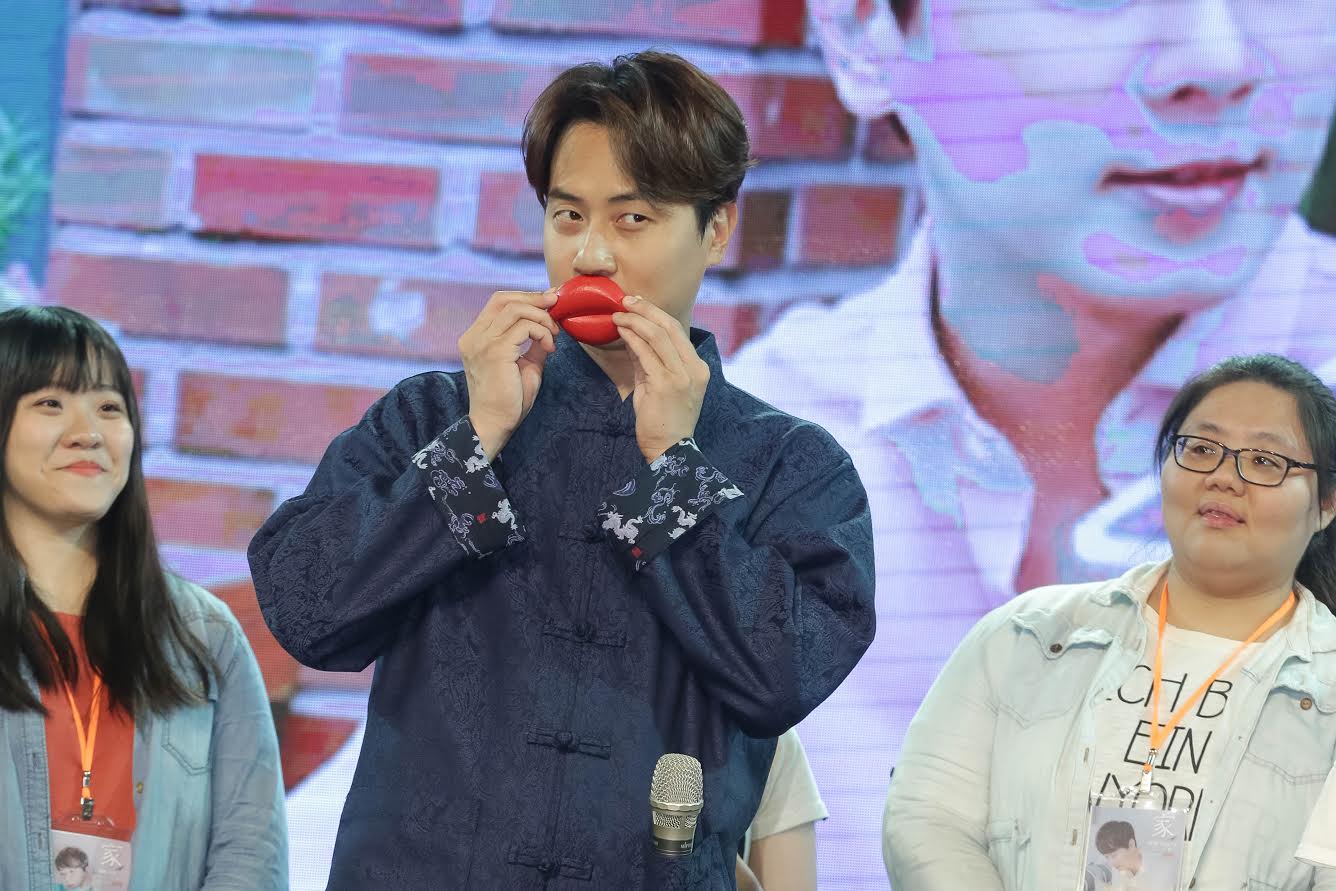 韓團神話SHINHWA成員ANDY李先鎬3度為公益來台活動，用粉絲送的茭杯搞笑。