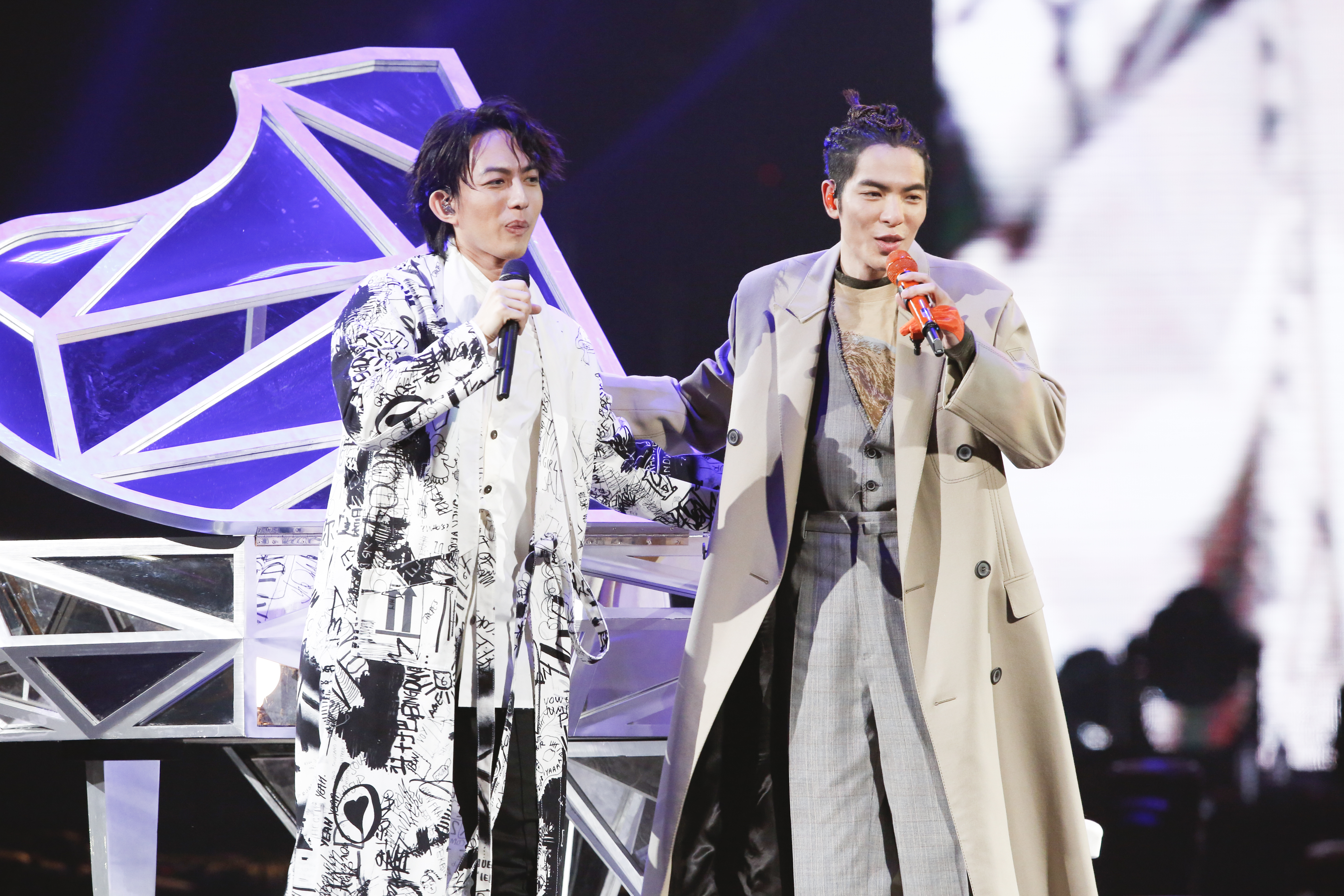 蕭敬騰同框10年來未曾同台的「星光一班」冠軍林宥嘉,還合唱一起創作的新曲〈我多麽喜歡你〉。