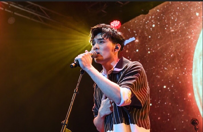 黃偉晉趁入伍前舉辦個人首場音樂會，現場氣氛溫馨。（可米提供）