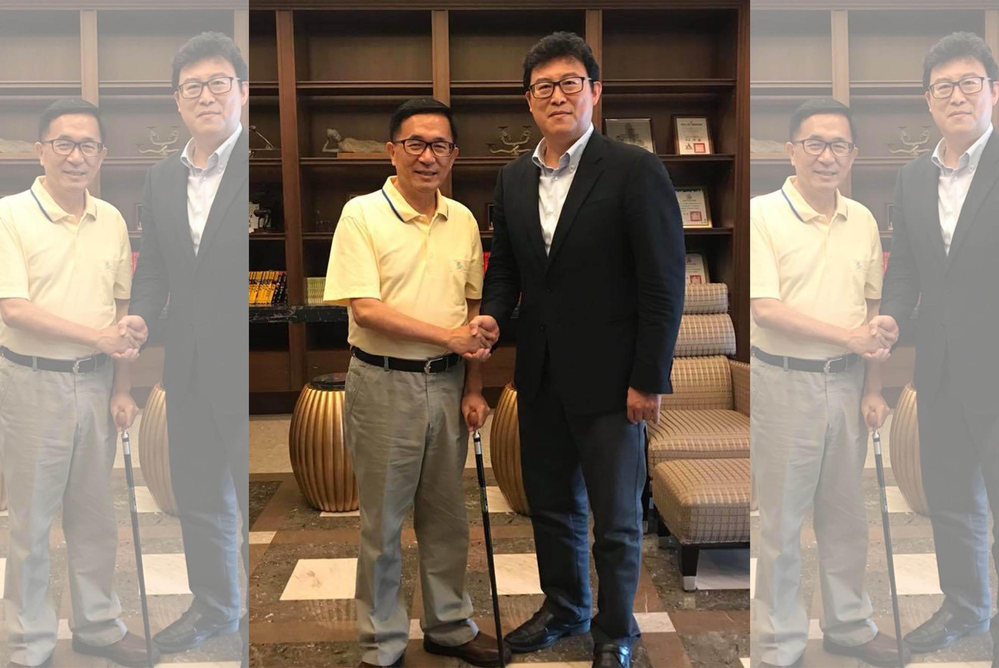 前總統陳水扁的臉書今貼出與民進黨立委姚文智合照，並指姚將出線代表民進黨參選台北市長。（翻攝YonGe Chen臉書）