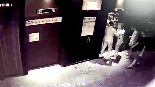 劉姓顧客在10樓夜店搭乘電梯離去時，遭人尾隨持摺疊刀刺傷。（信義分局提供）