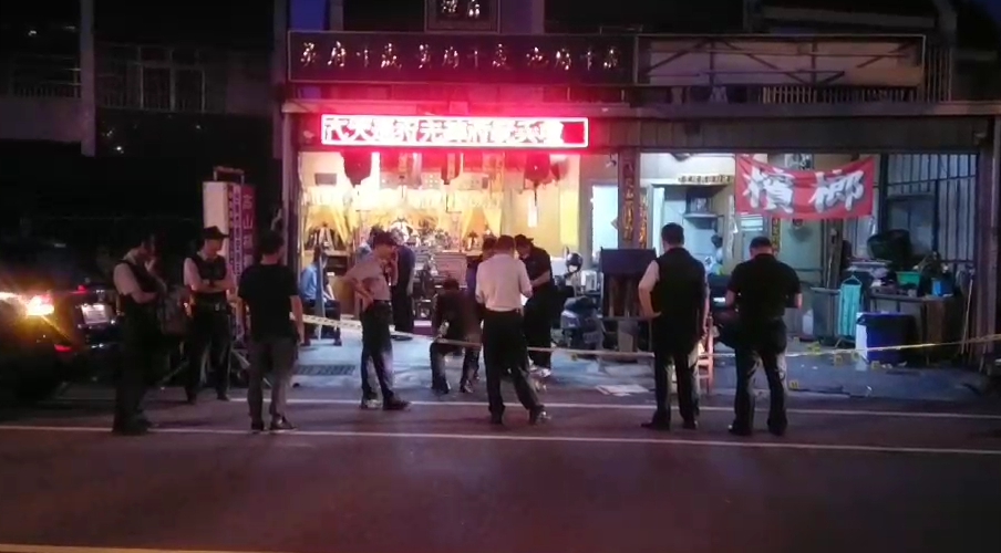 安南區驚傳槍響，陳姓男子揪眾帶球棒到宮廟處理債務糾紛，卻遭壇主連開十多槍送醫不治，驚動警方大陣仗前往了解。（警方提供）