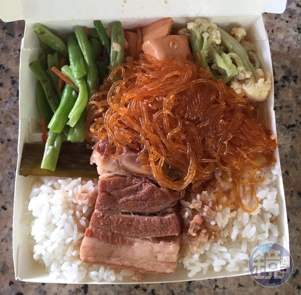 張朧文的媽媽最近出國,只好去買自助餐的便當。這家餐廳用的蔬菜全來自他的田地,今天便當沒有地瓜葉,因為太晚買,已被客人夾光。